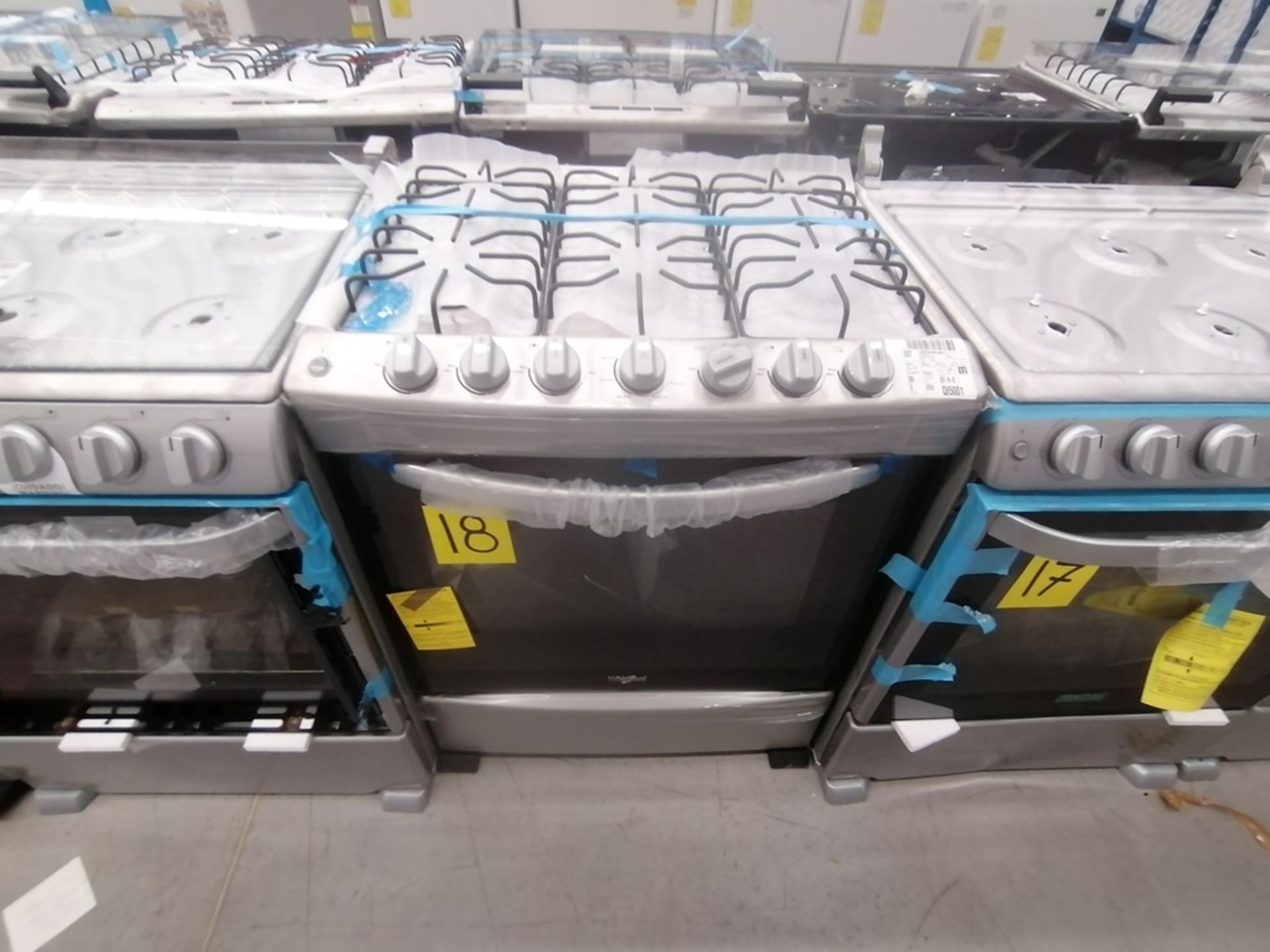 Lote de 2 Estufas contiene: 1 Estufa de 6 Quemadores, Marca Whirlpool, Modelo WF7419D00, Serie VEA1 - Image 7 of 15