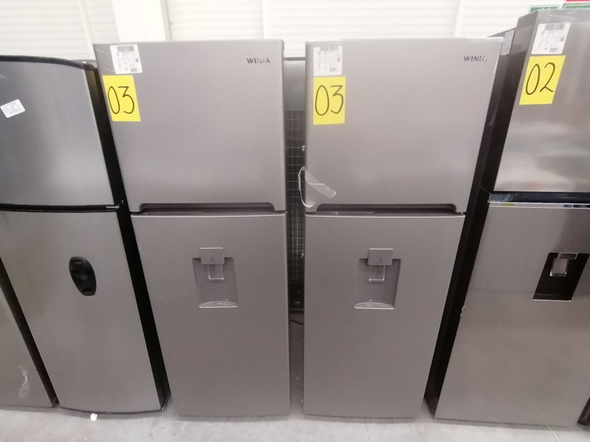 Lote de 2 refrigeradores incluye: 1 Refrigerador con dispensador de agua, Marca Winia, Modelo DFR32 - Image 4 of 15