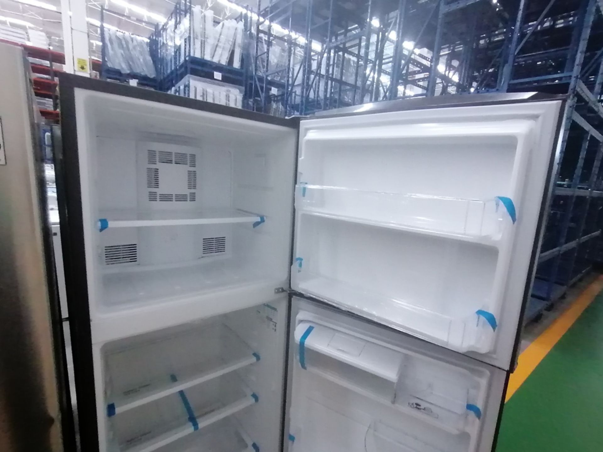 Lote de 2 refrigeradores incluye: 1 Refrigerador con dispensador de agua, Marca Mabe, Modelo RME360 - Image 7 of 15