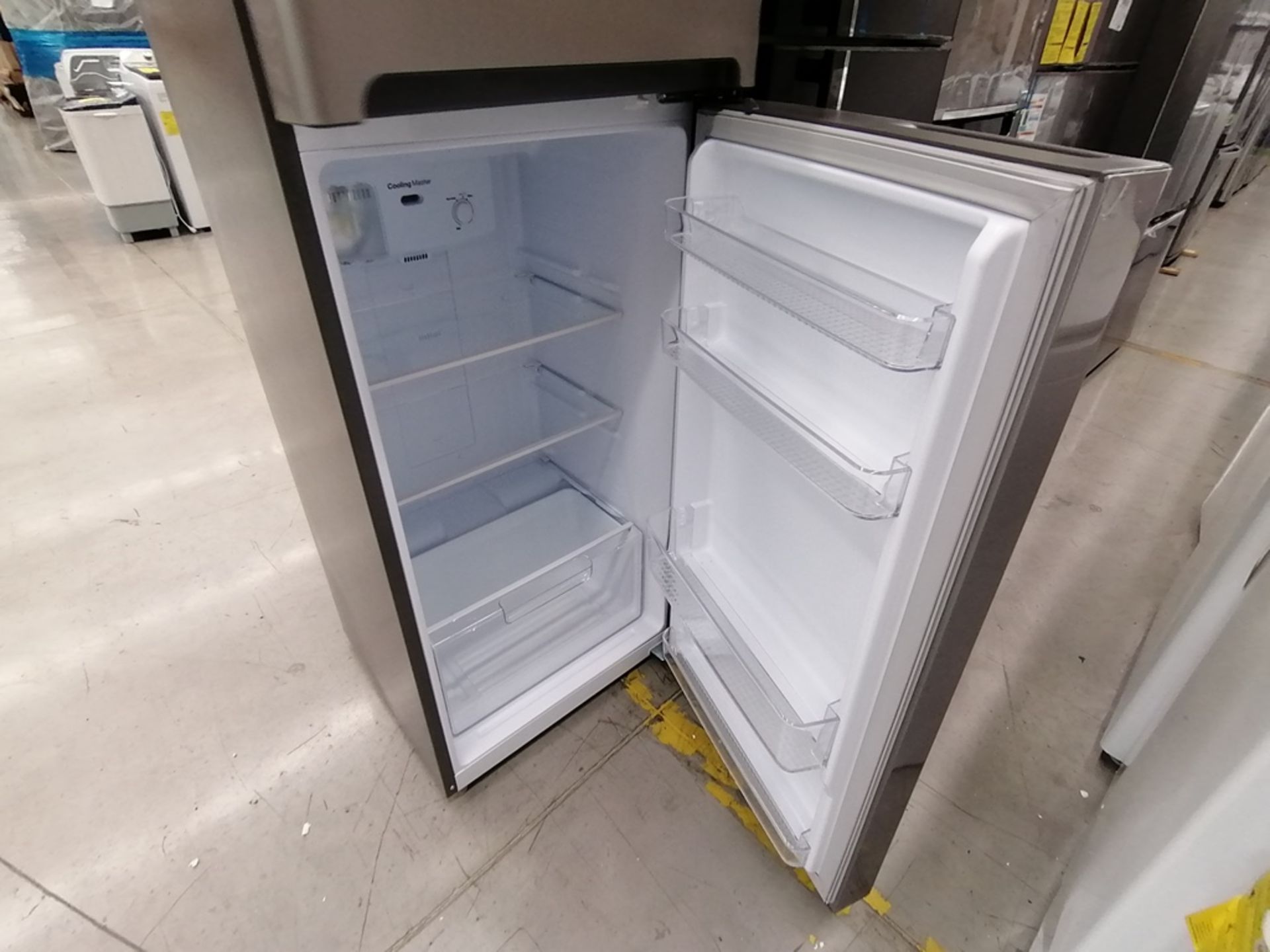Lote de 2 refrigeradores incluye: 1 Refrigerador, Marca Winia, Modelo DFR32210GNV, Serie MR219N1206 - Image 5 of 15