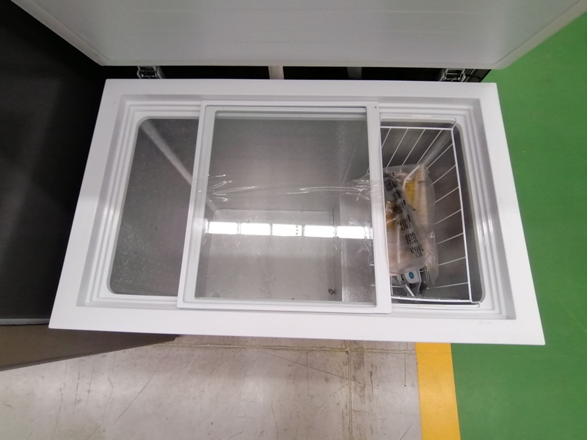 Lote de 2 refrigeradores incluye: 1 Refrigerador con dispensador de agua, Marca Winia, Modelo DFR40 - Image 16 of 17