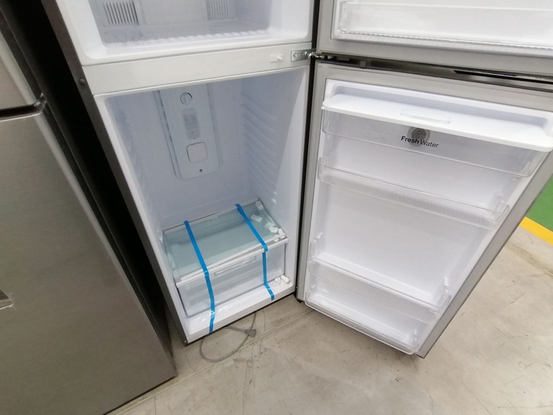 Lote de 2 refrigeradores incluye: 1 Refrigerador con dispensador de agua, Marca Winia, Modelo DFR40 - Image 14 of 15