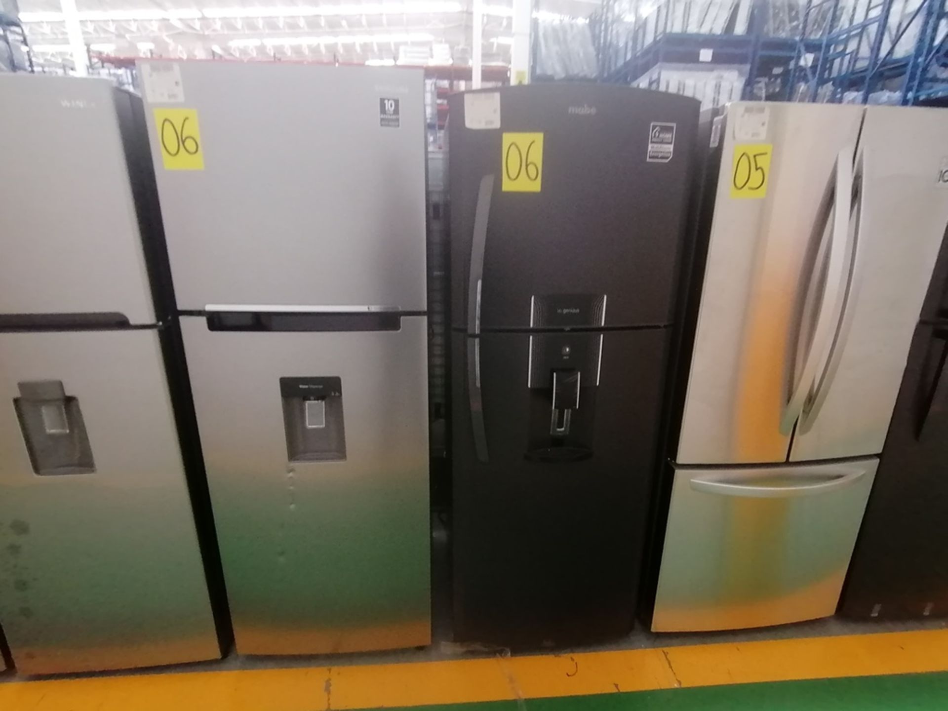 Lote de 2 refrigeradores incluye: 1 Refrigerador con dispensador de agua, Marca Mabe, Modelo RME360 - Image 4 of 15