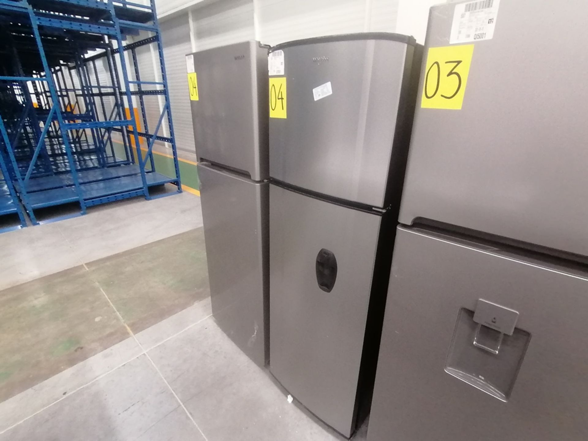 Lote de 2 refrigeradores incluye: 1 Refrigerador con dispensador de agua, Marca Whirlpool, Modelo W - Image 2 of 15