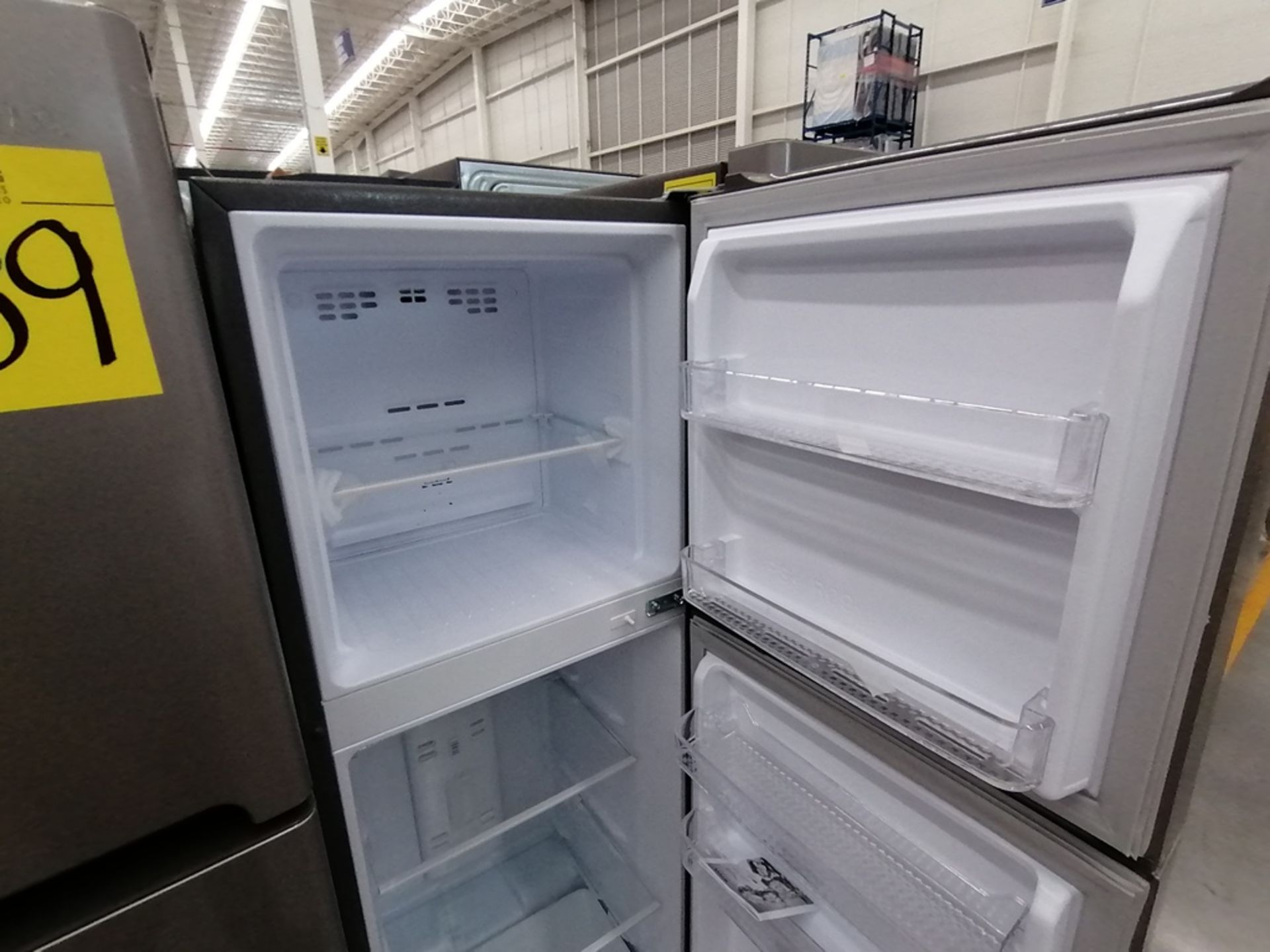 Lote de 2 refrigeradores incluye: 1 Refrigerador, Marca Winia, Modelo DFR25210GN, Serie MR219N11602 - Image 13 of 15