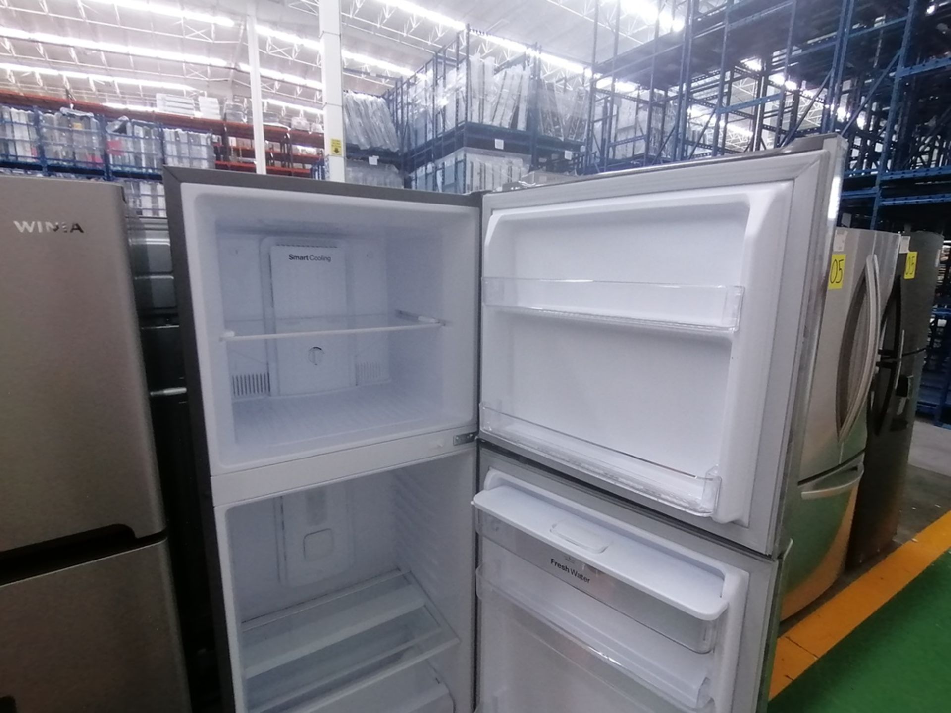 Lote de 2 refrigeradores incluye: 1 Refrigerador con dispensador de agua, Marca Winia, Modelo DFR40 - Image 8 of 16