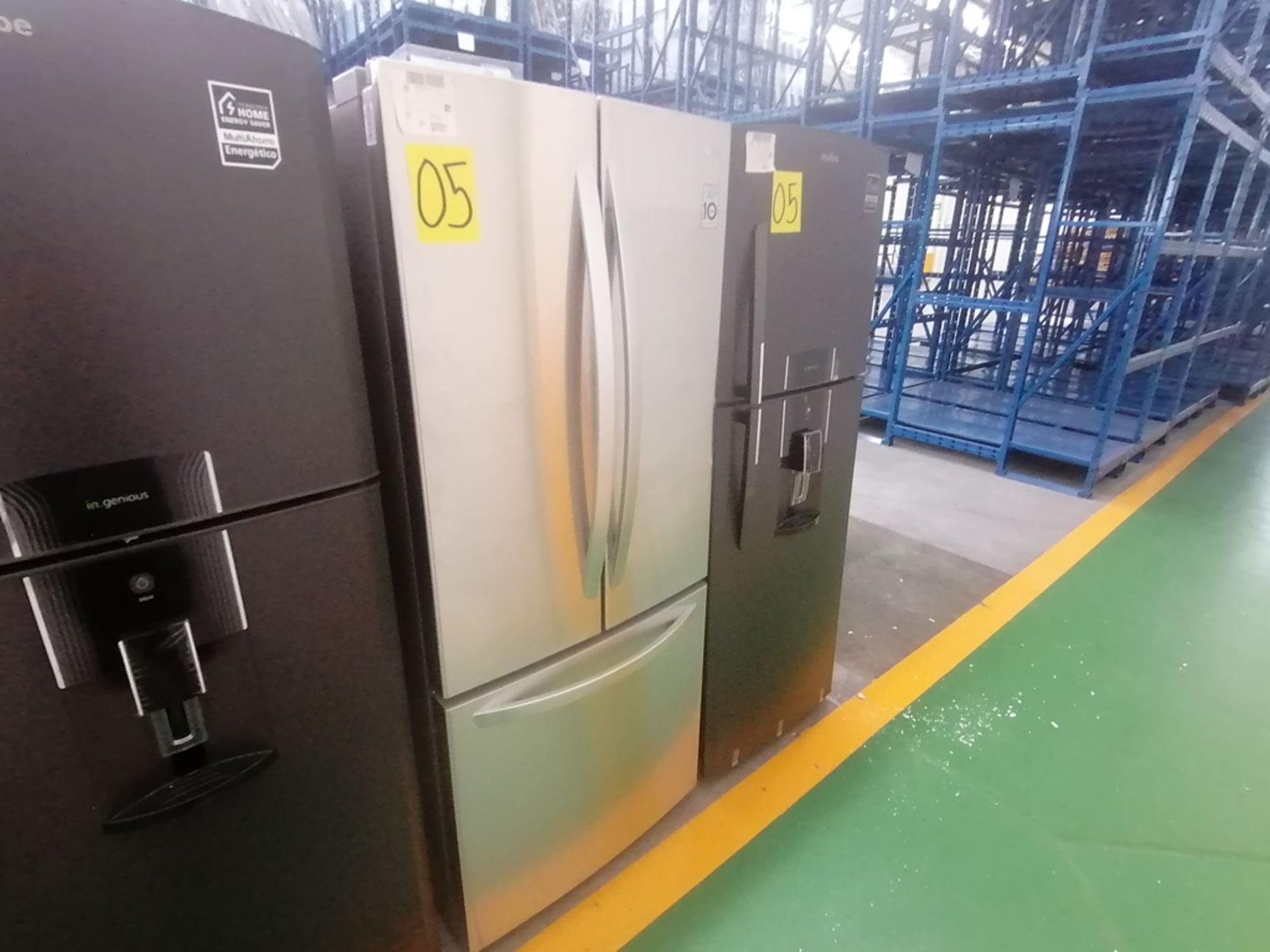 Lote de 2 refrigeradores incluye: 1 Refrigerador con dispensador de agua, Marca Mabe, Modelo RME360 - Image 5 of 15