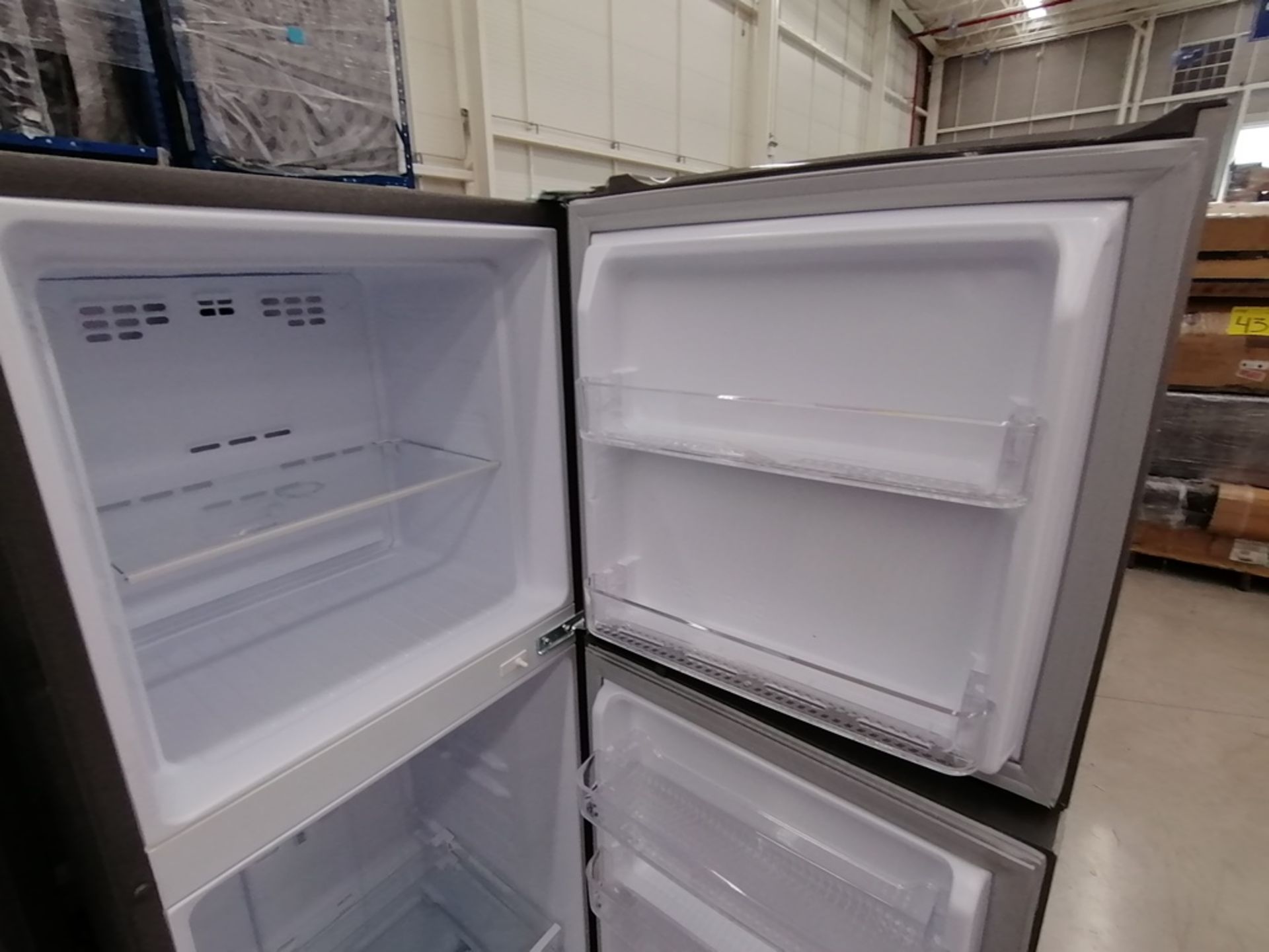 Lote de 2 refrigeradores incluye: 1 Refrigerador, Marca Mabe, Modelo RMA1025VNX, Serie 2110B623189, - Image 7 of 17