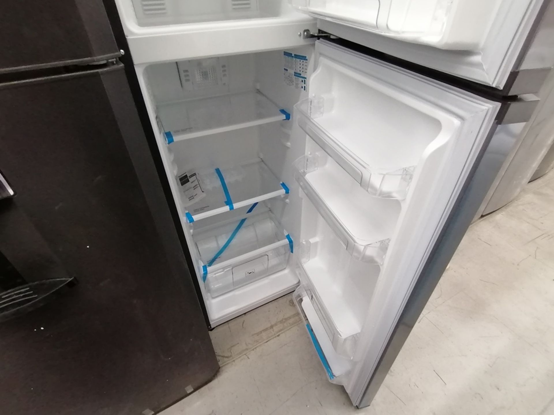 Lote de 2 refrigeradores incluye: 1 Refrigerador, Marca Mabe, Modelo RMA1025VMX, Serie 2111B618024, - Image 12 of 15