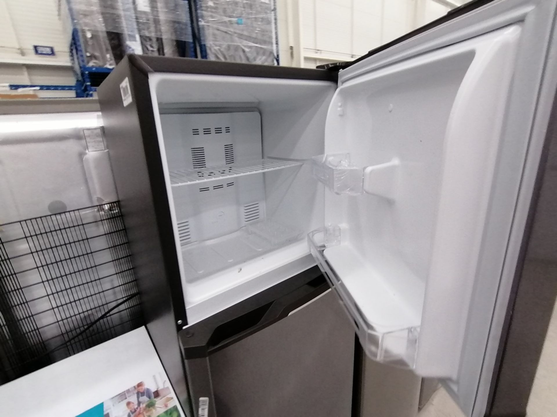 Lote de 2 refrigeradores incluye: 1 Refrigerador, Marca Mabe, Modelo RMA1025VNX, Serie 2110B623189, - Image 5 of 17