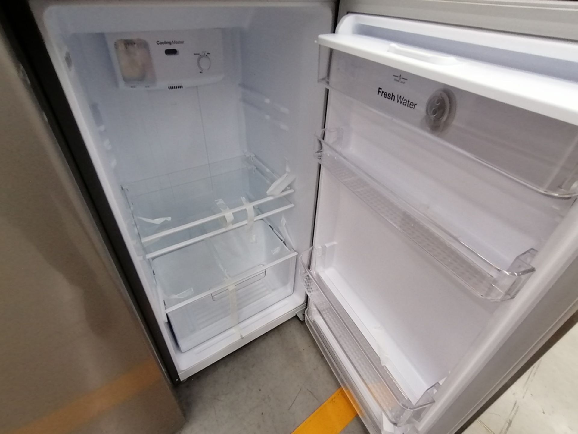 Lote de 2 Refrigeradores incluye: 1 Refrigerador con dispensador de agua, Marca Winia, Modelo DFR32 - Image 7 of 15