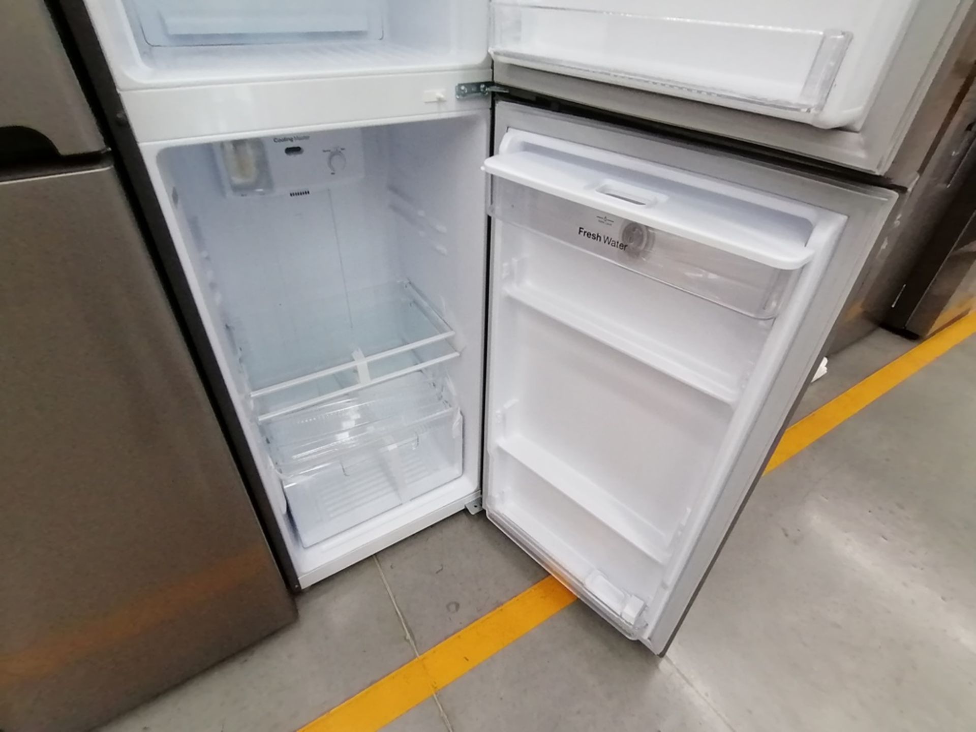 Lote de 2 refrigeradores incluye: 1 Refrigerador, Marca Winia, Modelo DFR25210GN, Serie MR219N11602 - Image 12 of 15