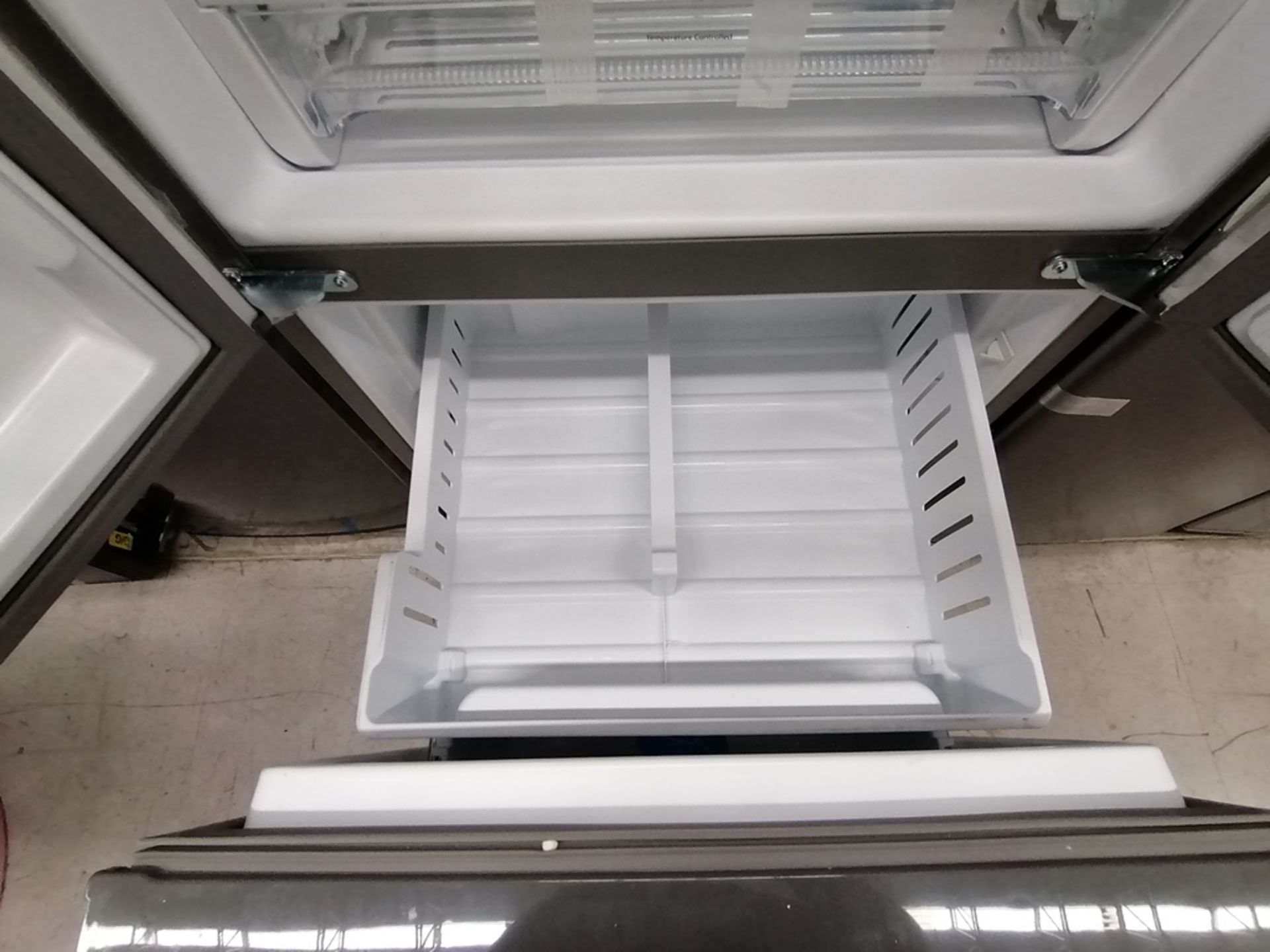 Lote de 2 refrigeradores incluye: 1 Refrigerador, Marca Mabe, Modelo RMA1025VMX, Serie 2111B618024, - Image 7 of 15