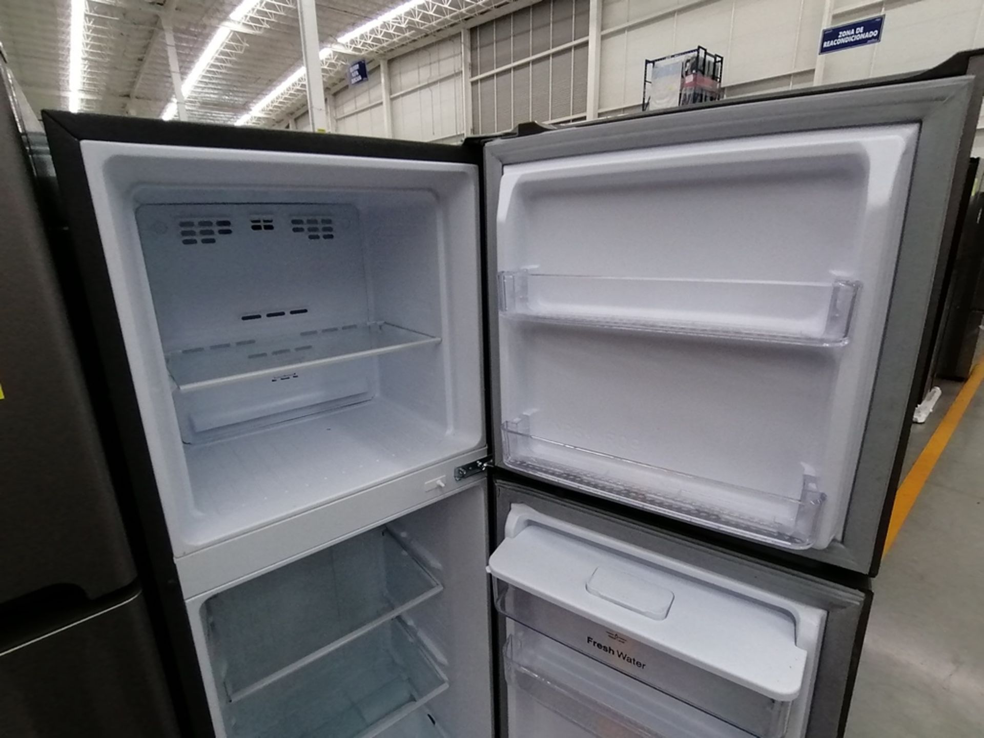 Lote de 2 Refrigeradores incluye: 1 Refrigerador con dispensador de agua, Marca Winia, Modelo DFR32 - Image 11 of 15