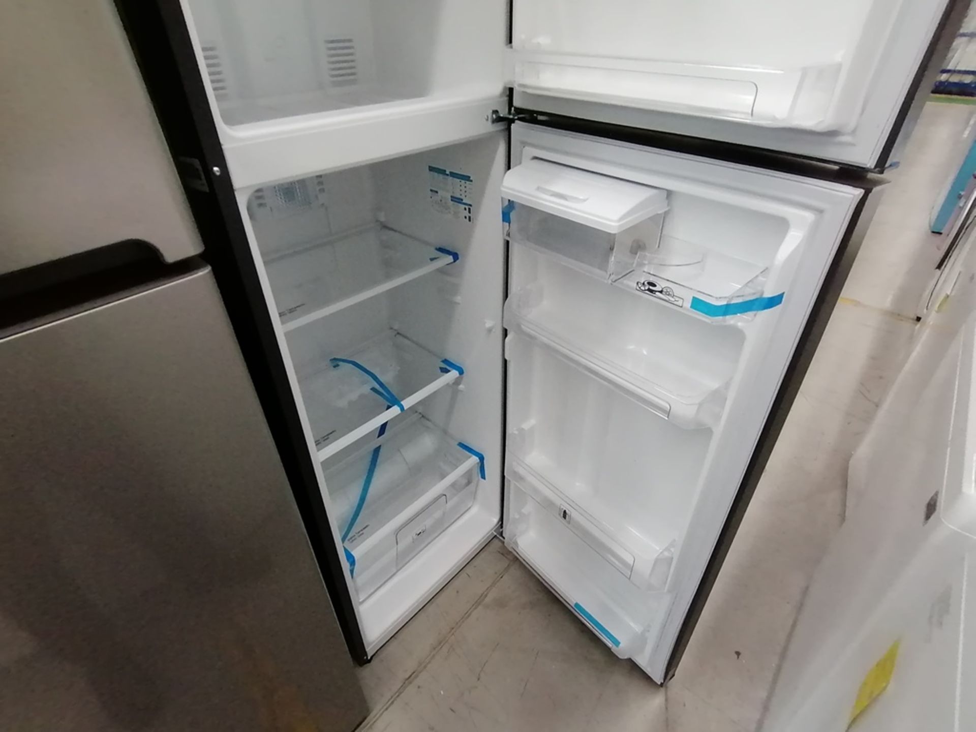 Lote de 2 refrigeradores incluye: 1 Refrigerador, Marca Winia, Modelo DFR32210GNV, Serie MR219N1206 - Image 14 of 15