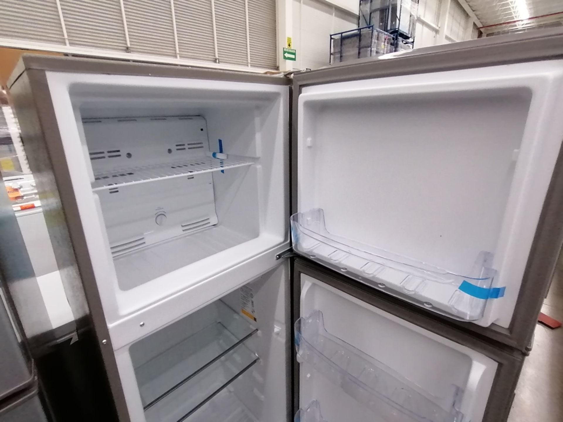 Lote de 2 refrigeradores incluye: 1 Refrigerador, Marca Acros, Modelo AT9007G, Serie VRA4332547, Co - Image 12 of 14