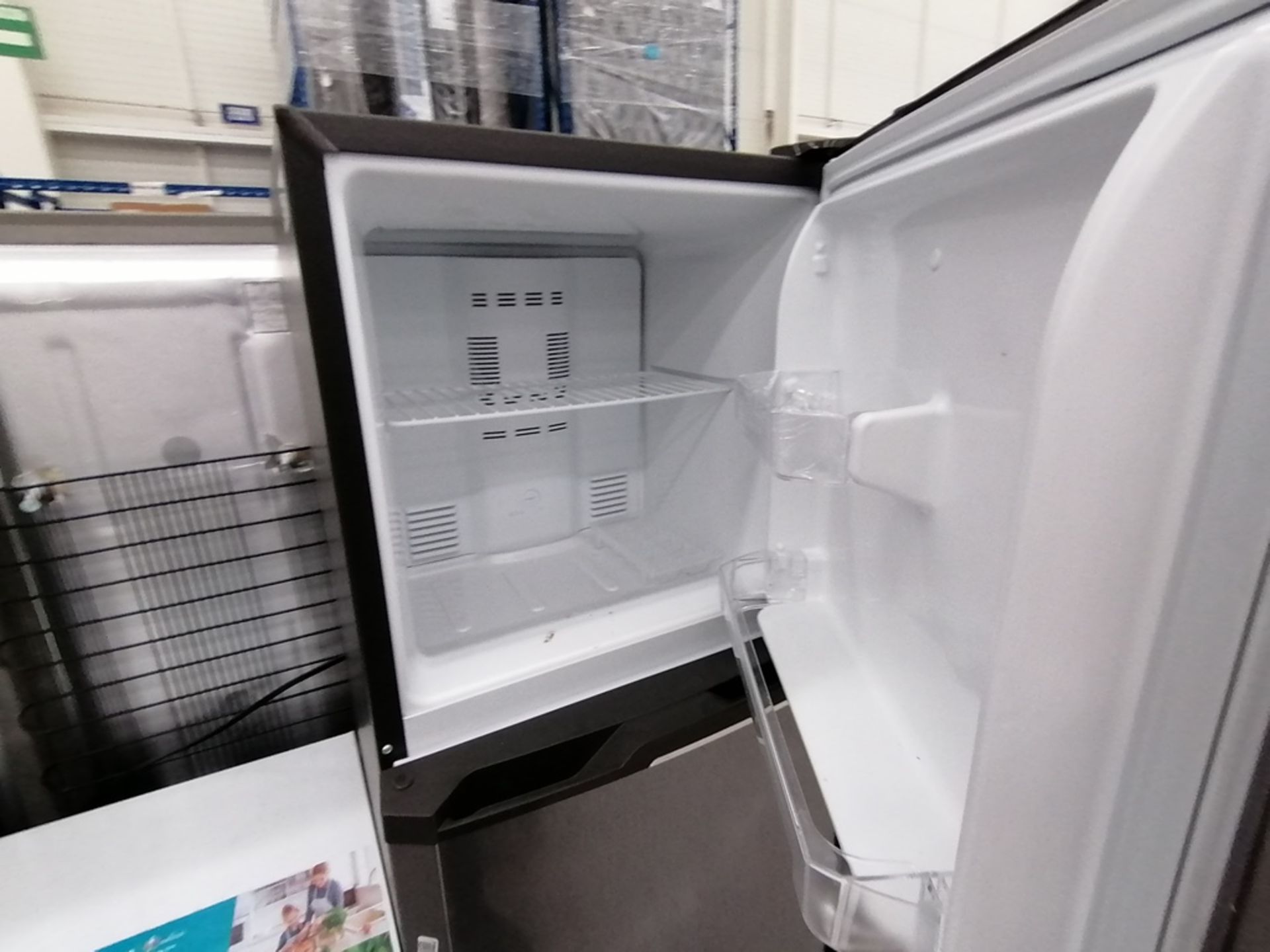 Lote de 2 refrigeradores incluye: 1 Refrigerador, Marca Mabe, Modelo RMA1025VNX, Serie 2110B623189, - Image 13 of 17
