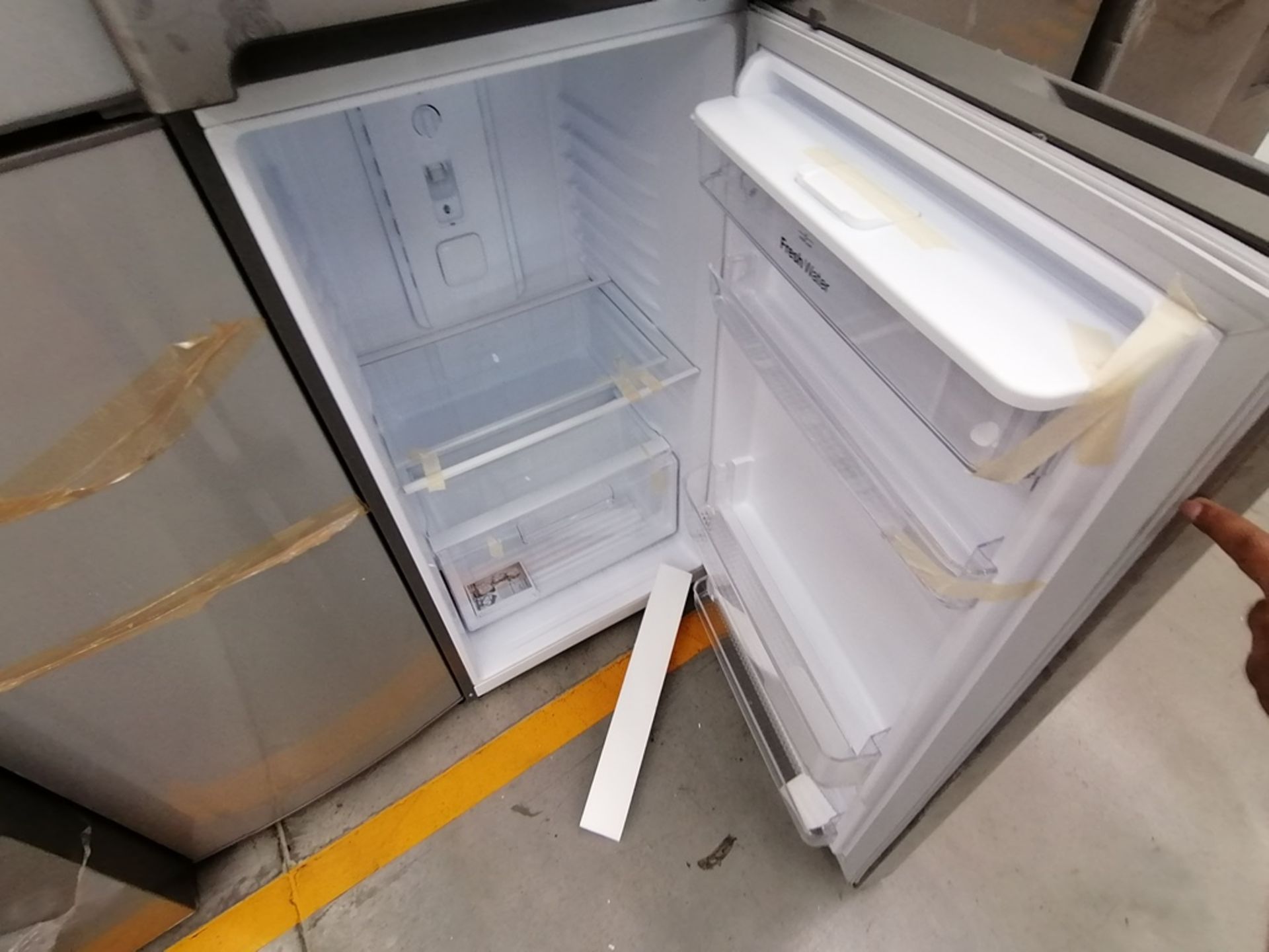 Lote de 2 Refrigeradores, Incluye: 1 Refrigerador con dispensador de agua, Marca Winia, Modelo DFR4 - Image 7 of 16