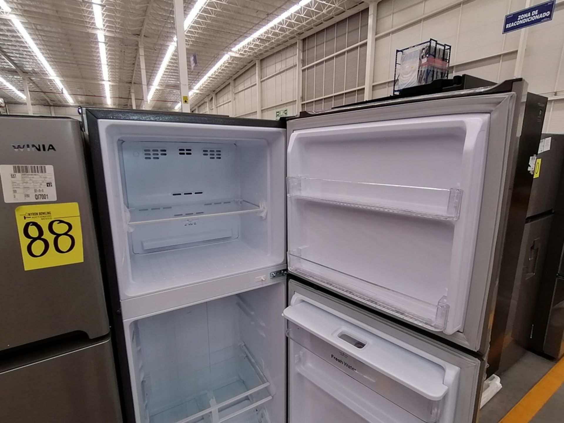 Lote de 2 refrigeradores incluye: 1 Refrigerador, Marca Winia, Modelo DFR25210GN, Serie MR219N11602 - Image 4 of 15