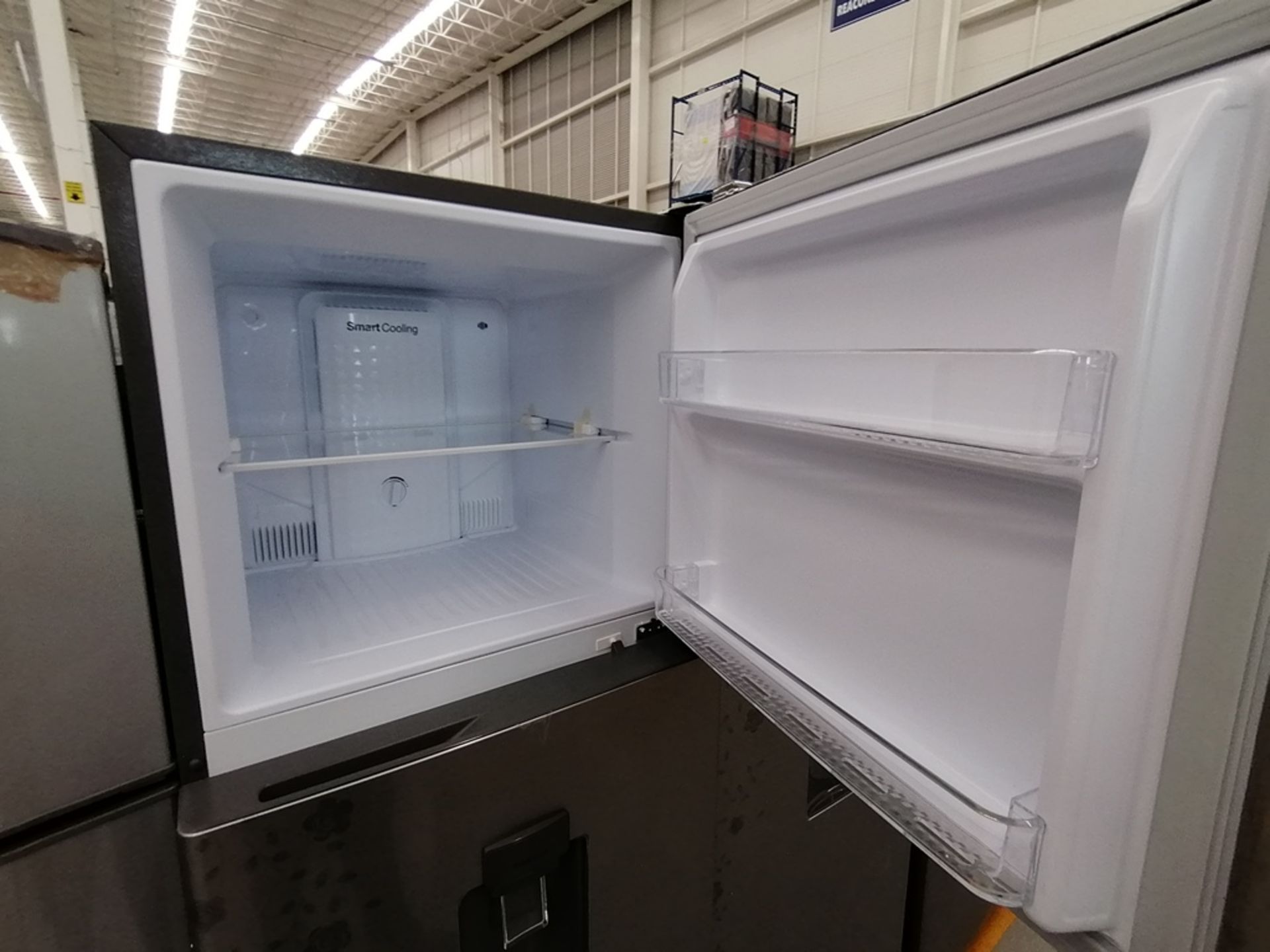 Lote de 2 Refrigeradores, Incluye: 1 Refrigerador con dispensador de agua, Marca Winia, Modelo DFR4 - Image 14 of 16