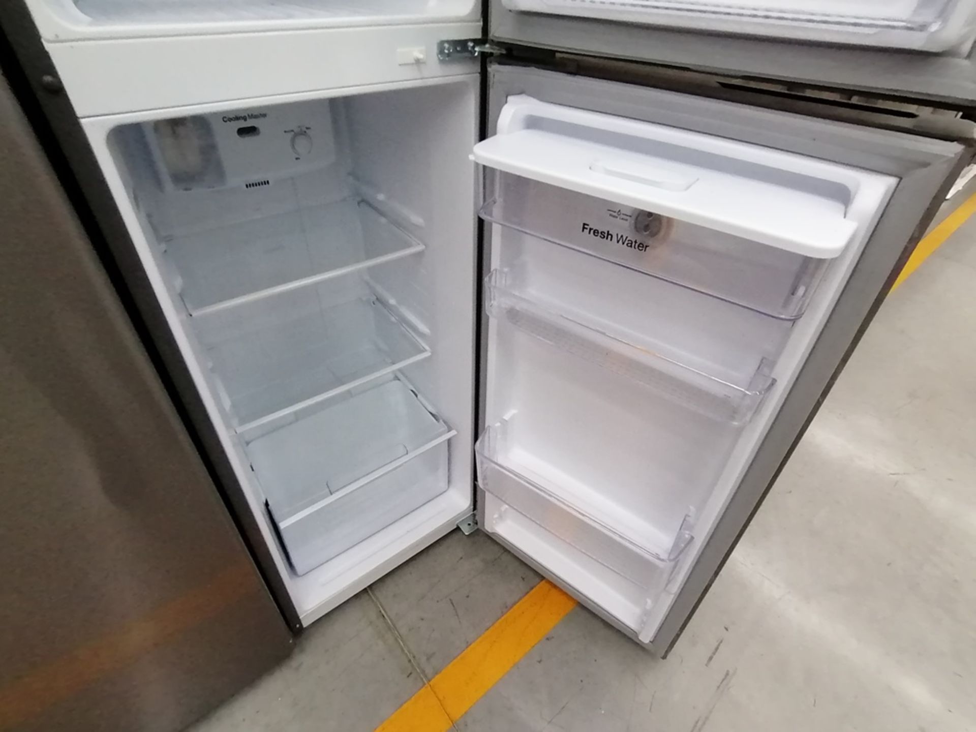 Lote de 2 Refrigeradores incluye: 1 Refrigerador con dispensador de agua, Marca Winia, Modelo DFR32 - Image 12 of 15
