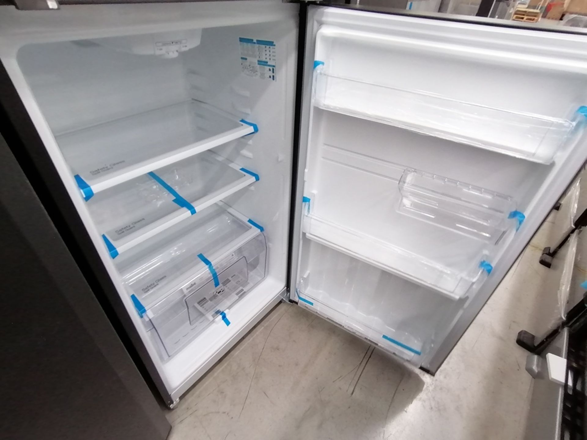 Lote de 2 refrigeradores incluye: 1 Refrigerador con dispensador de agua, Marca Mabe, Modelo RMA300 - Image 14 of 15