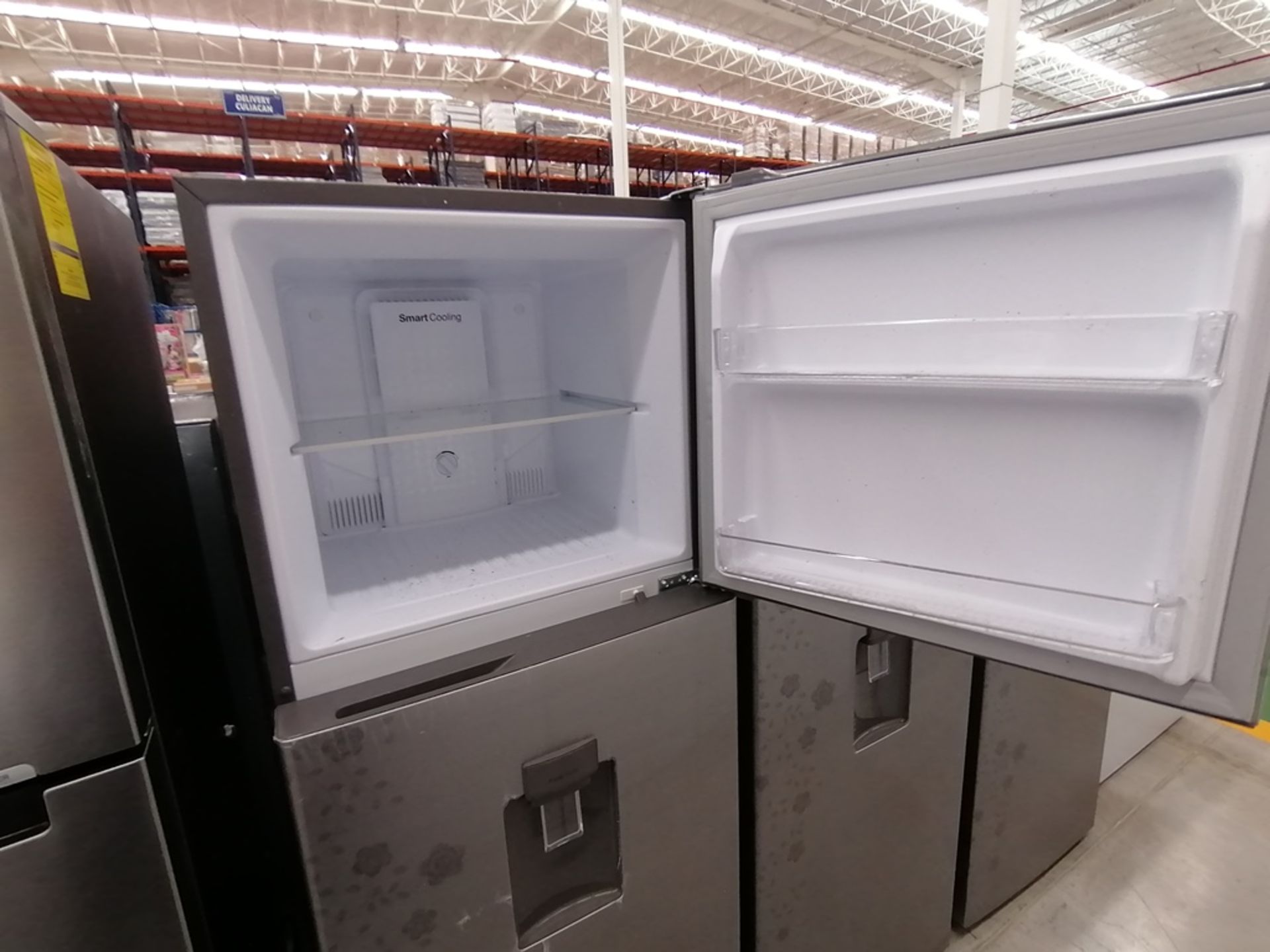 Lote de 2 refrigeradores incluye: 1 Refrigerador con dispensador de agua, Marca Winia, Modelo DFR40 - Image 11 of 15