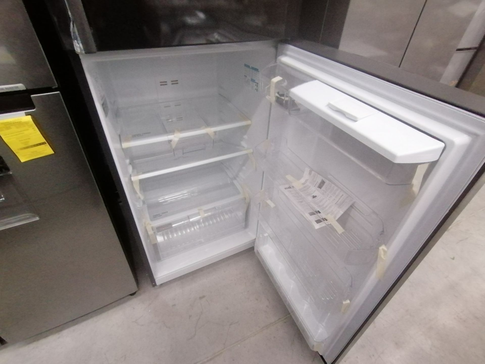 Lote de 2 refrigeradores incluye: 1 Refrigerador, Marca Samsung, Modelo RT22A401059, Serie 8BA84BBR - Image 13 of 15