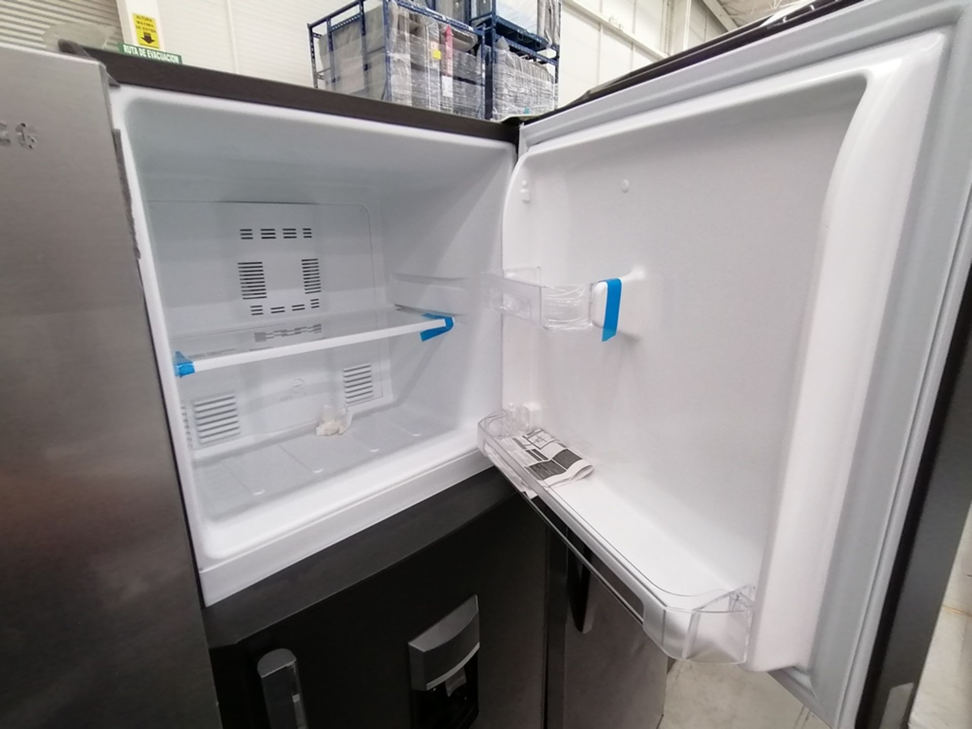 Lote de 2 refrigeradores incluye: 1 Refrigerador con dispensador de agua, Marca Mabe, Modelo RMA300 - Image 11 of 15