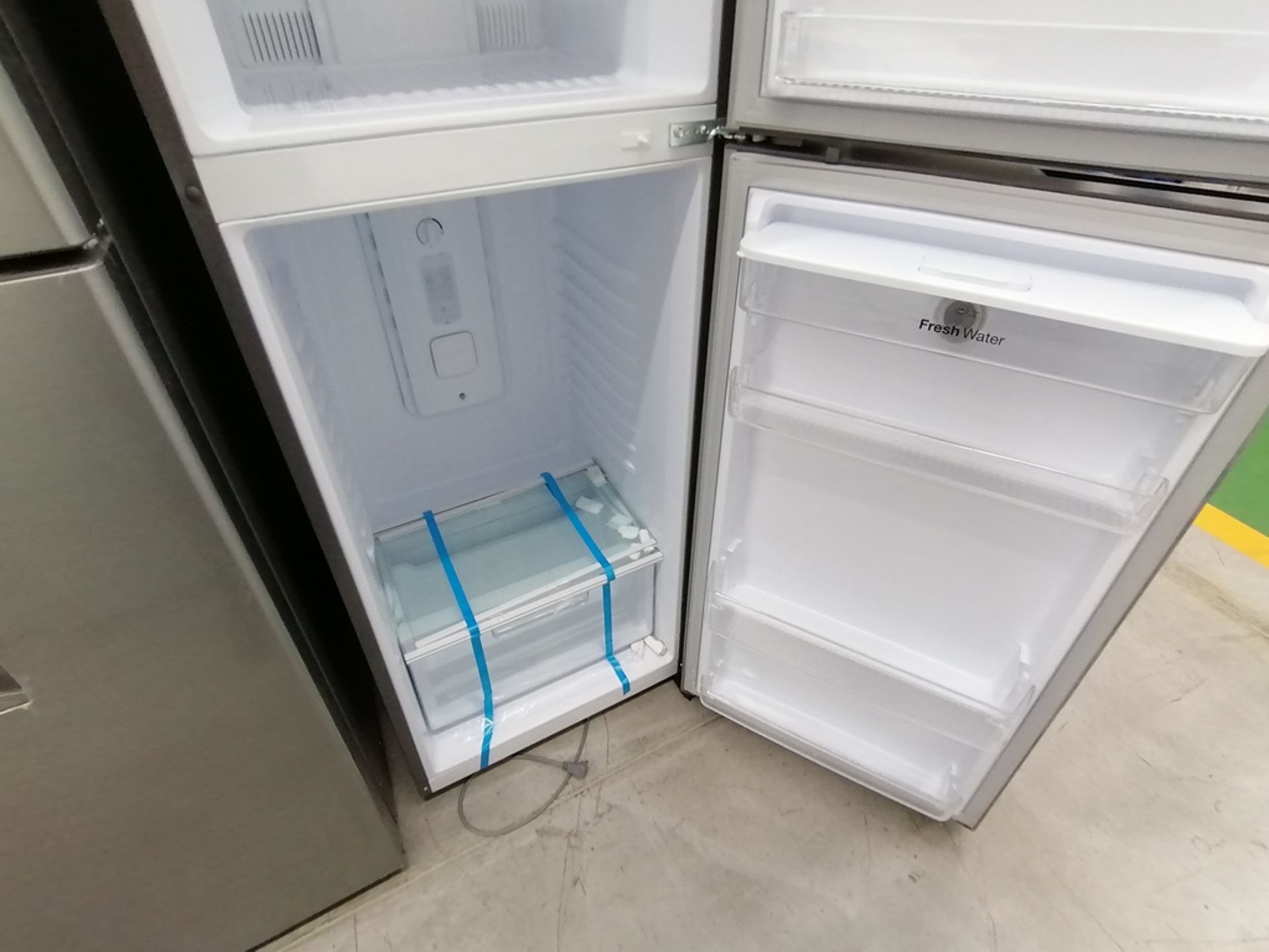 Lote de 2 refrigeradores incluye: 1 Refrigerador con dispensador de agua, Marca Winia, Modelo DFR40 - Image 7 of 15