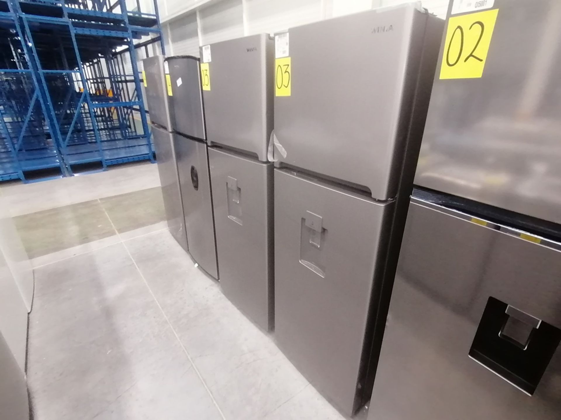 Lote de 2 refrigeradores incluye: 1 Refrigerador con dispensador de agua, Marca Winia, Modelo DFR32 - Image 2 of 15