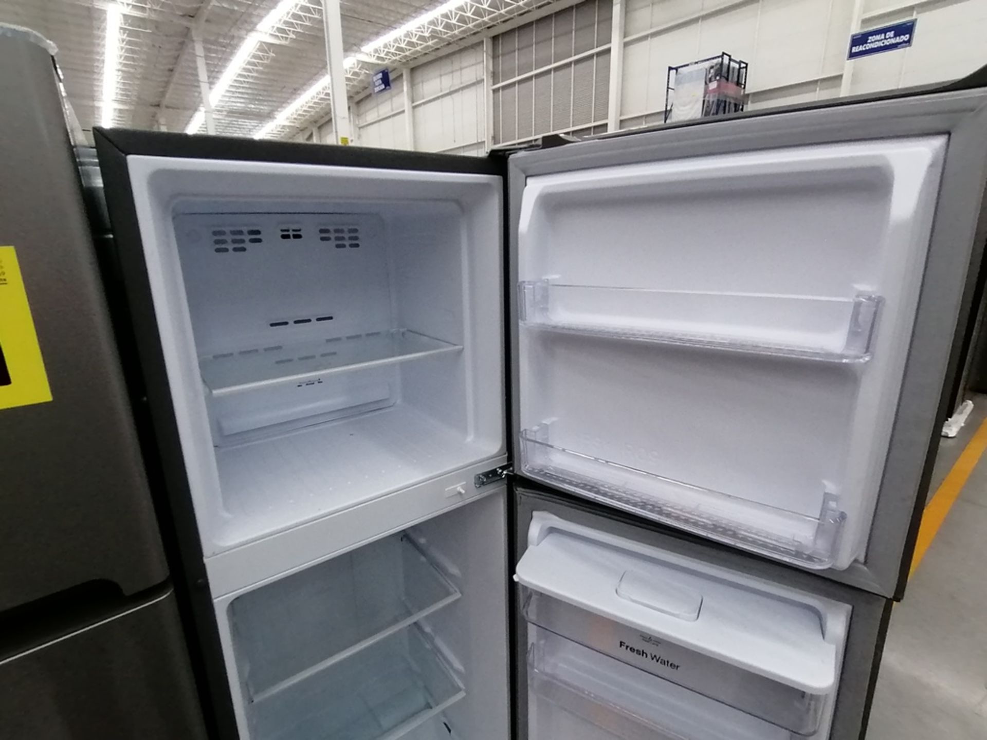 Lote de 2 Refrigeradores incluye: 1 Refrigerador con dispensador de agua, Marca Winia, Modelo DFR32 - Image 4 of 15