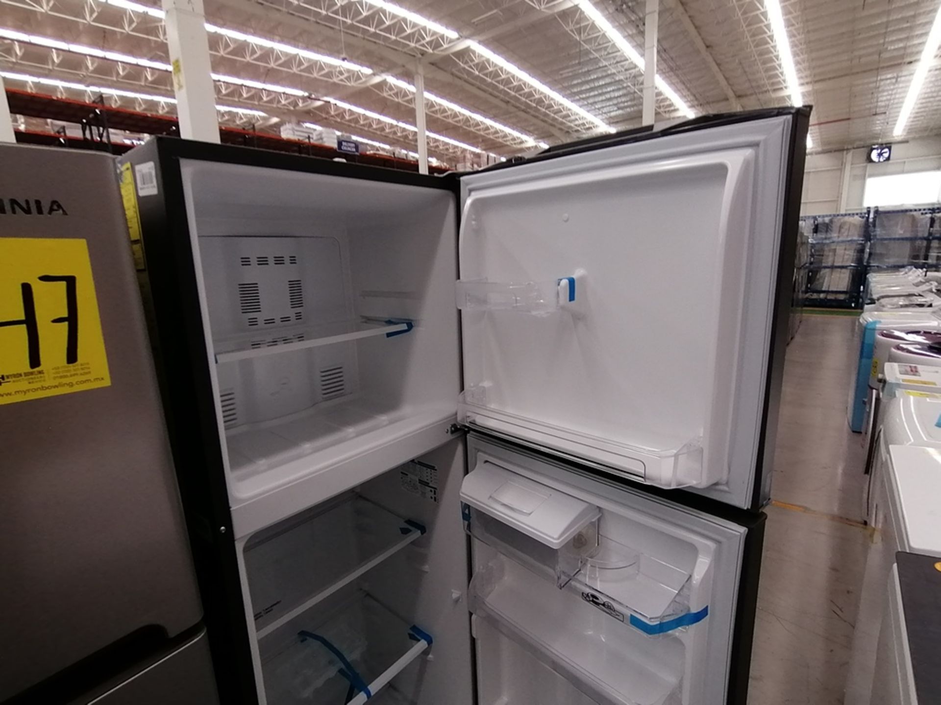 Lote de 2 refrigeradores incluye: 1 Refrigerador, Marca Winia, Modelo DFR32210GNV, Serie MR219N1206 - Image 6 of 15