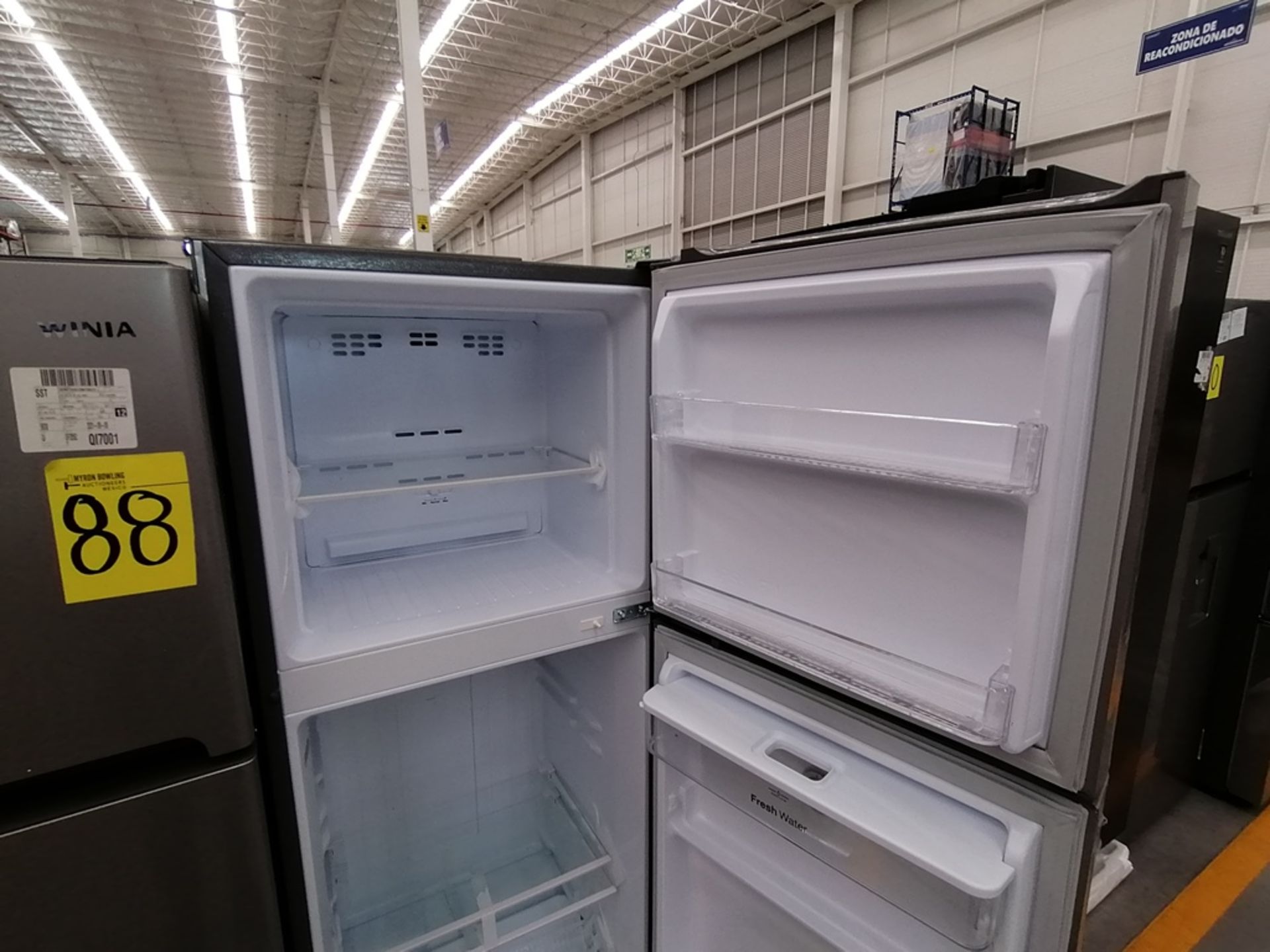 Lote de 2 refrigeradores incluye: 1 Refrigerador, Marca Winia, Modelo DFR25210GN, Serie MR219N11602 - Image 11 of 15
