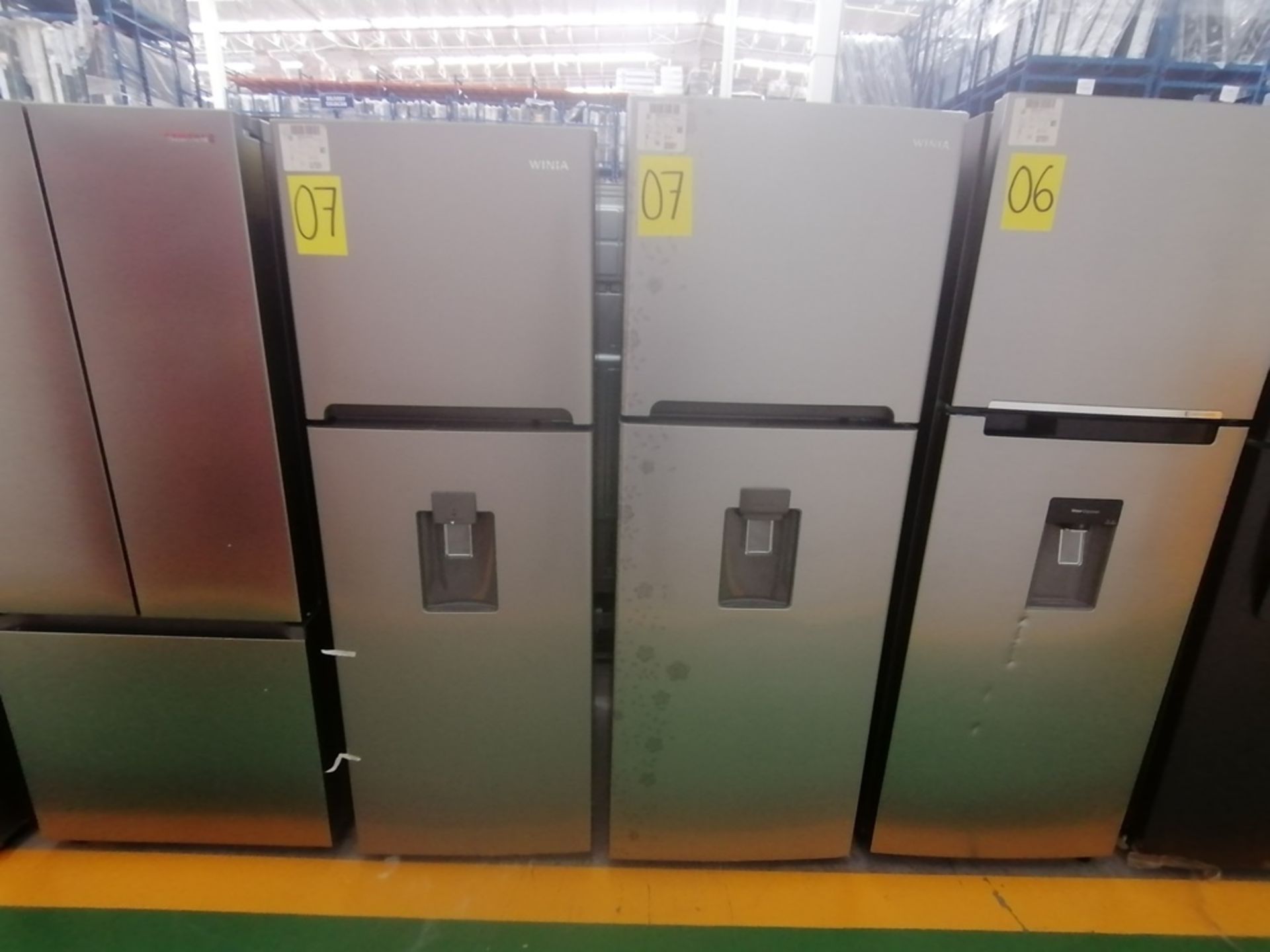 Lote de 2 refrigeradores incluye: 1 Refrigerador con dispensador de agua, Marca Winia, Modelo DFR40 - Image 3 of 16