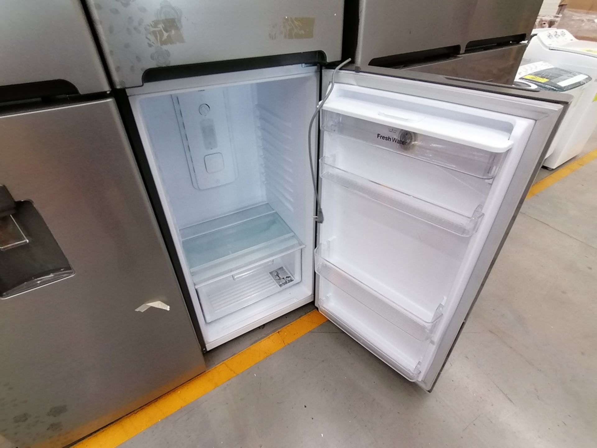 Lote de 2 Refrigeradores, Incluye: 1 Refrigerador con dispensador de agua, Marca Winia, Modelo DFR4 - Image 13 of 16