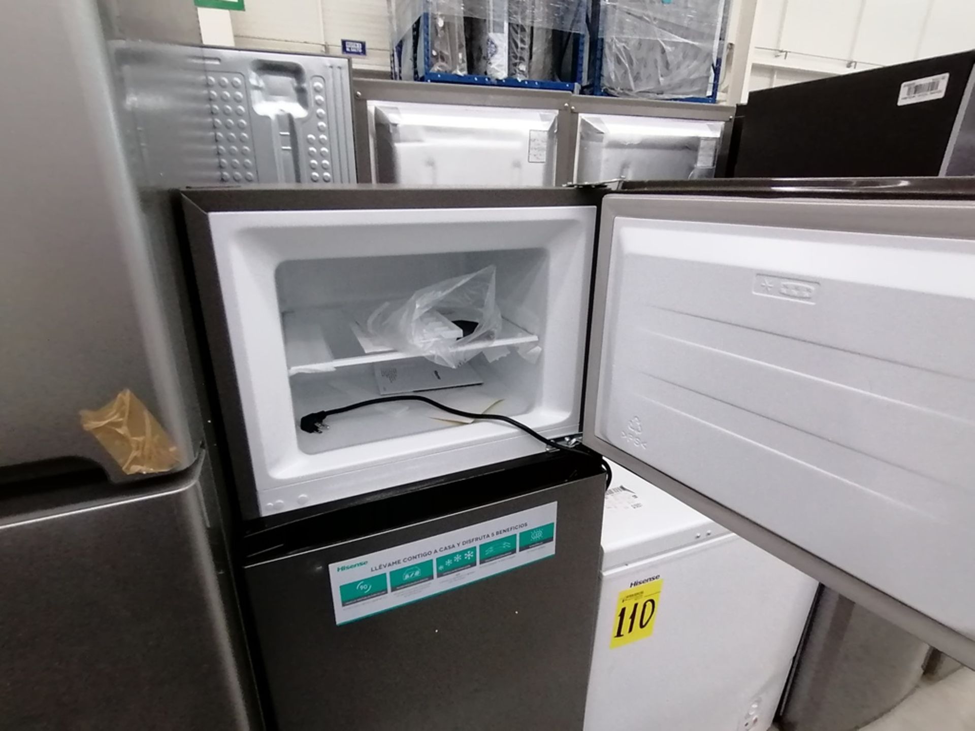 Lote de 2 refrigeradores incluye: 1 Refrigerador, Marca Winia, Modelo DFR40510GNDG, Serie MR21YN107 - Image 6 of 15