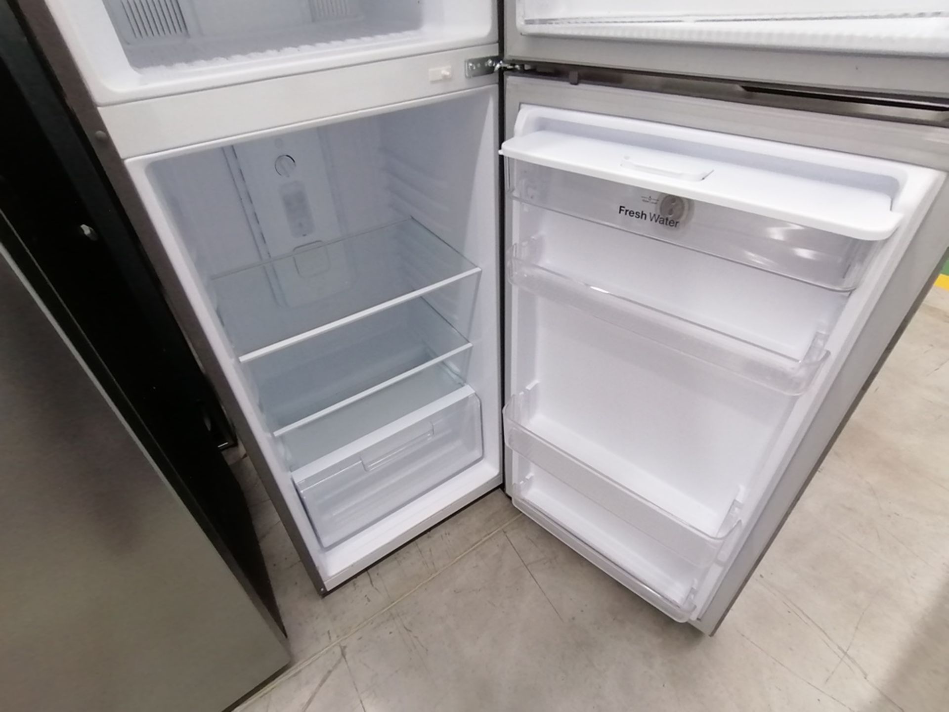 Lote de 2 refrigeradores incluye: 1 Refrigerador con dispensador de agua, Marca Winia, Modelo DFR40 - Image 12 of 15
