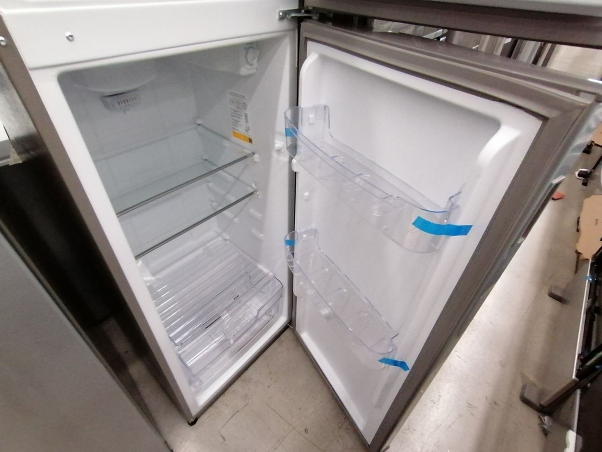 Lote de 2 refrigeradores incluye: 1 Refrigerador, Marca Acros, Modelo AT9007G, Serie VRA4332547, Co - Image 13 of 14