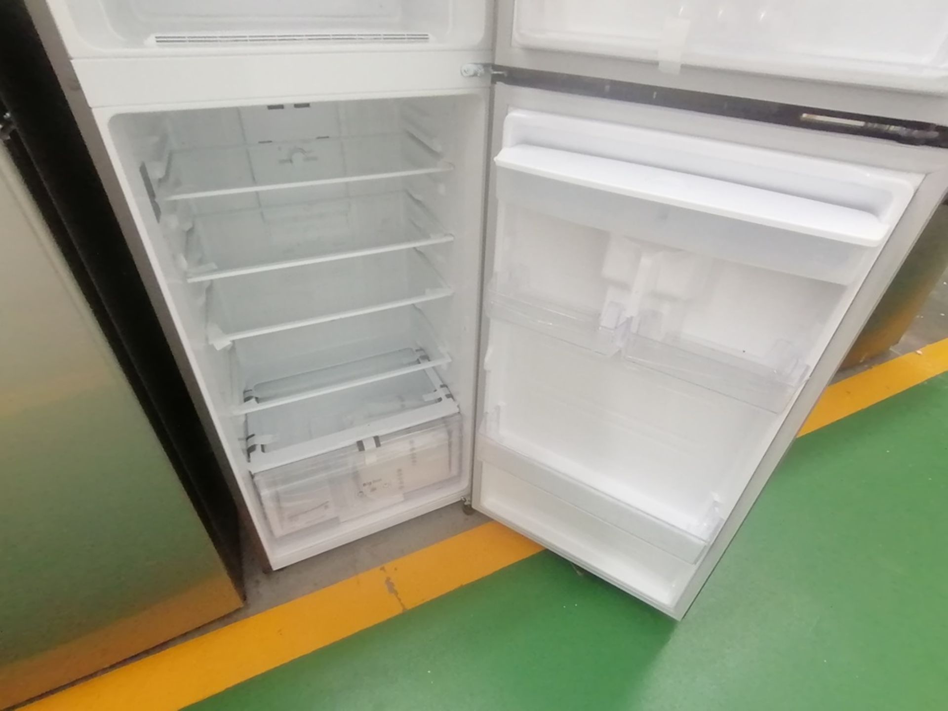 Lote de 2 refrigeradores incluye: 1 Refrigerador con dispensador de agua, Marca Mabe, Modelo RME360 - Image 14 of 15
