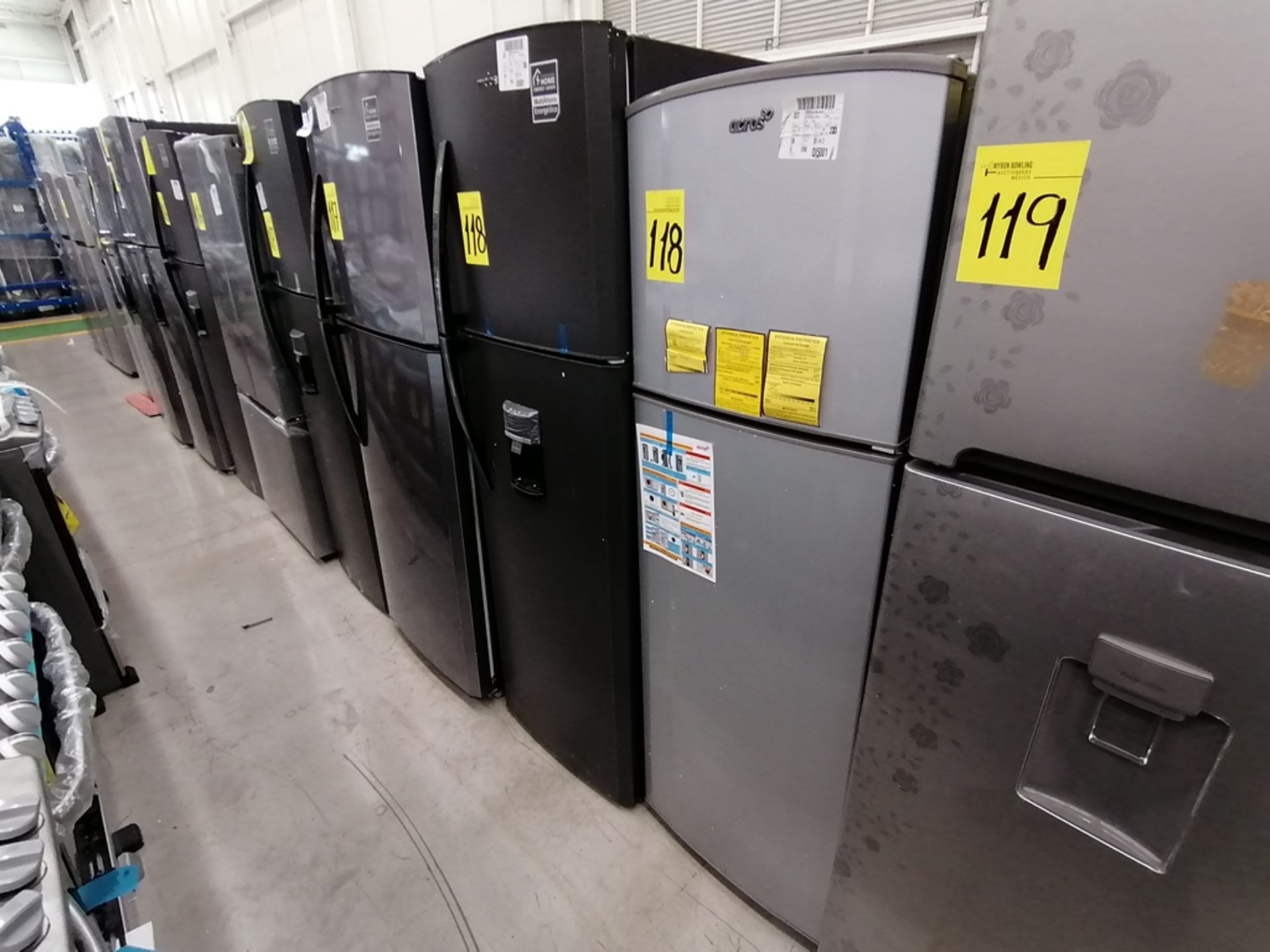 Lote de 2 refrigeradores incluye: 1 Refrigerador con dispensador de agua, Marca Mabe, Modelo RMA300 - Image 8 of 15