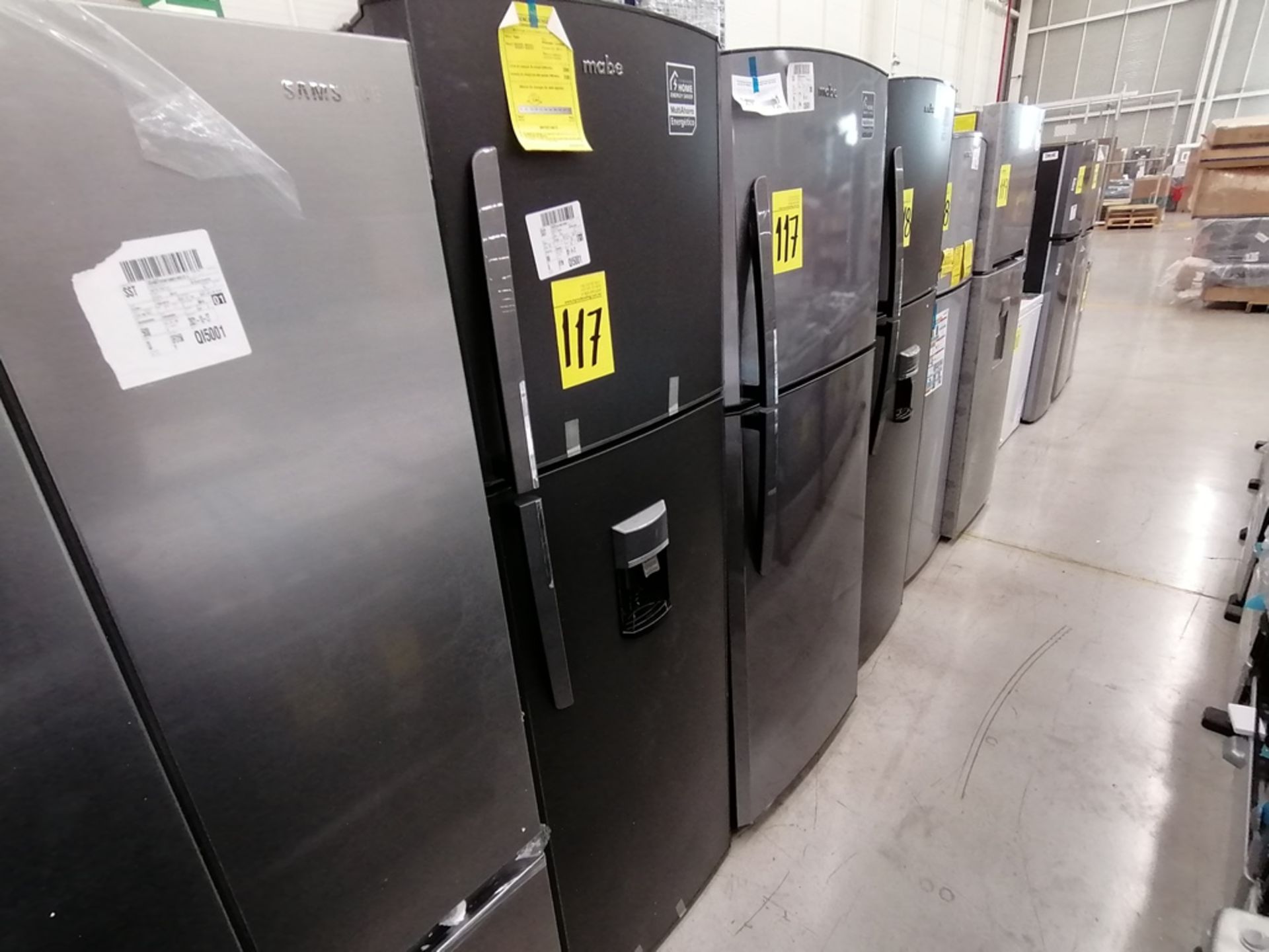 Lote de 2 refrigeradores incluye: 1 Refrigerador con dispensador de agua, Marca Mabe, Modelo RMA300 - Image 2 of 15