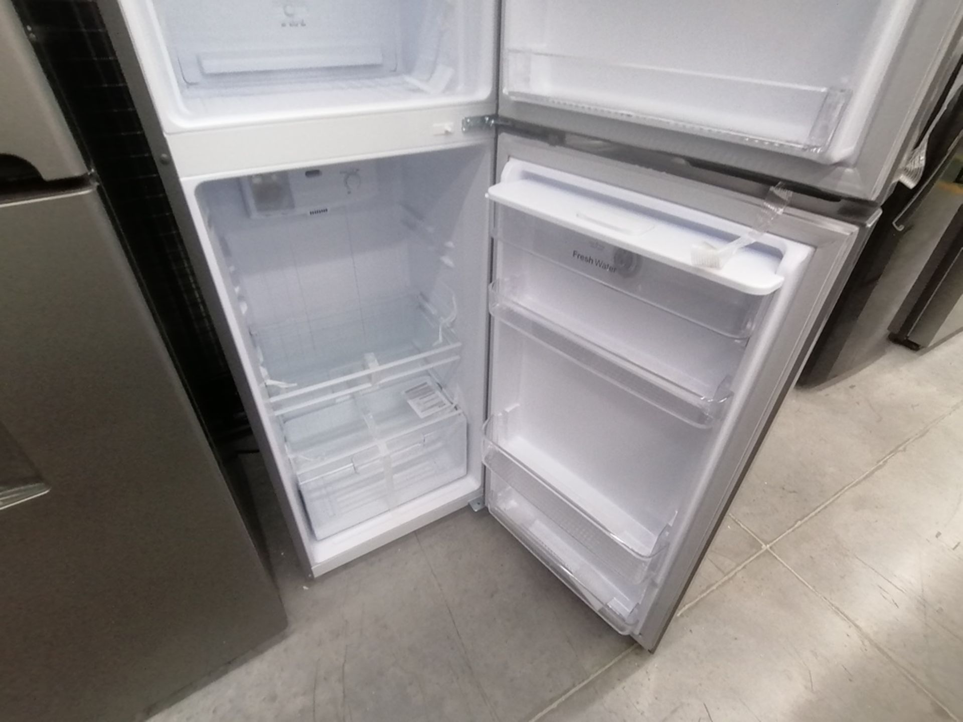 Lote de 2 refrigeradores incluye: 1 Refrigerador con dispensador de agua, Marca Winia, Modelo DFR32 - Image 10 of 15