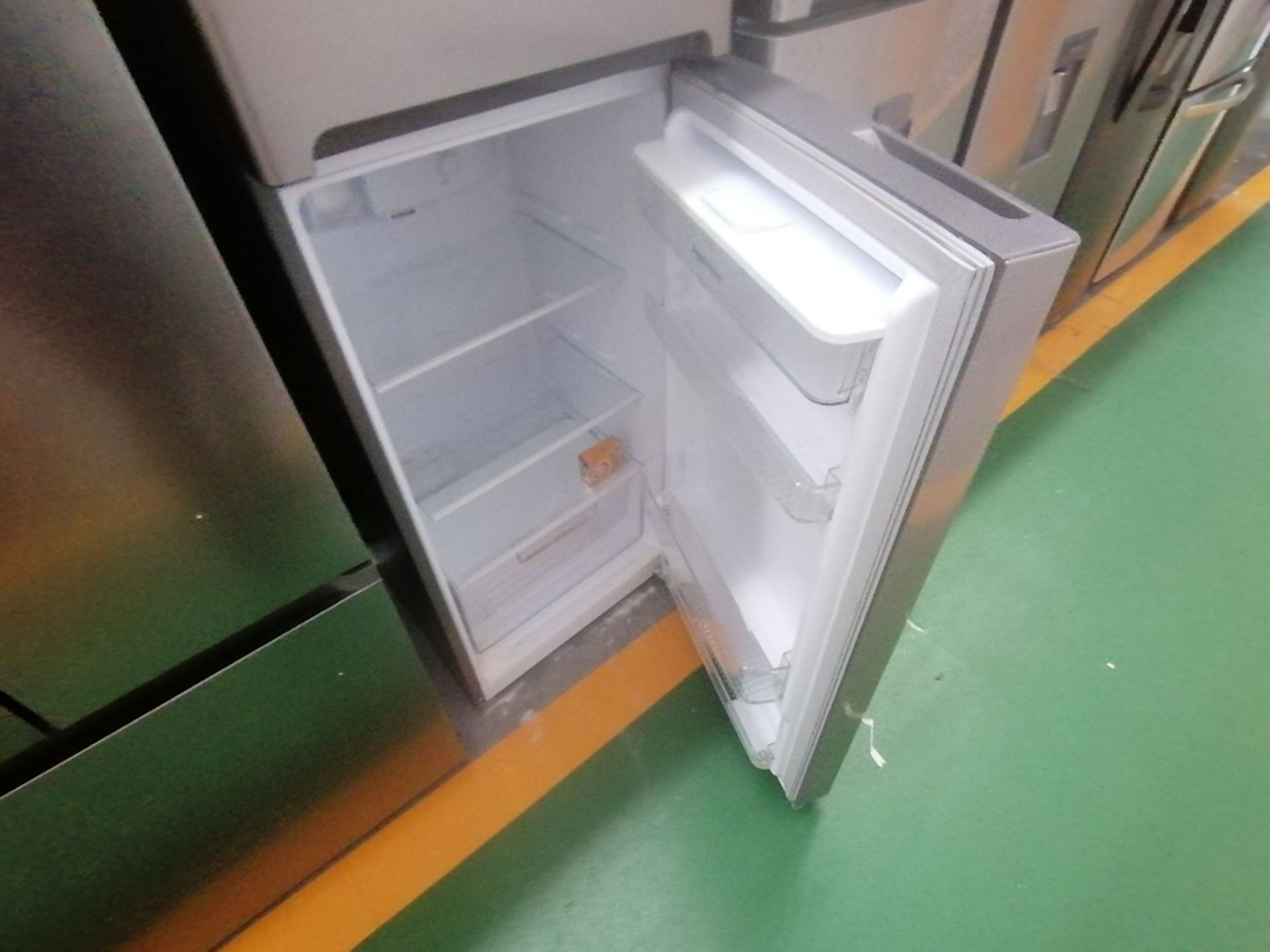 Lote de 2 refrigeradores incluye: 1 Refrigerador con dispensador de agua, Marca Winia, Modelo DFR40 - Image 15 of 16