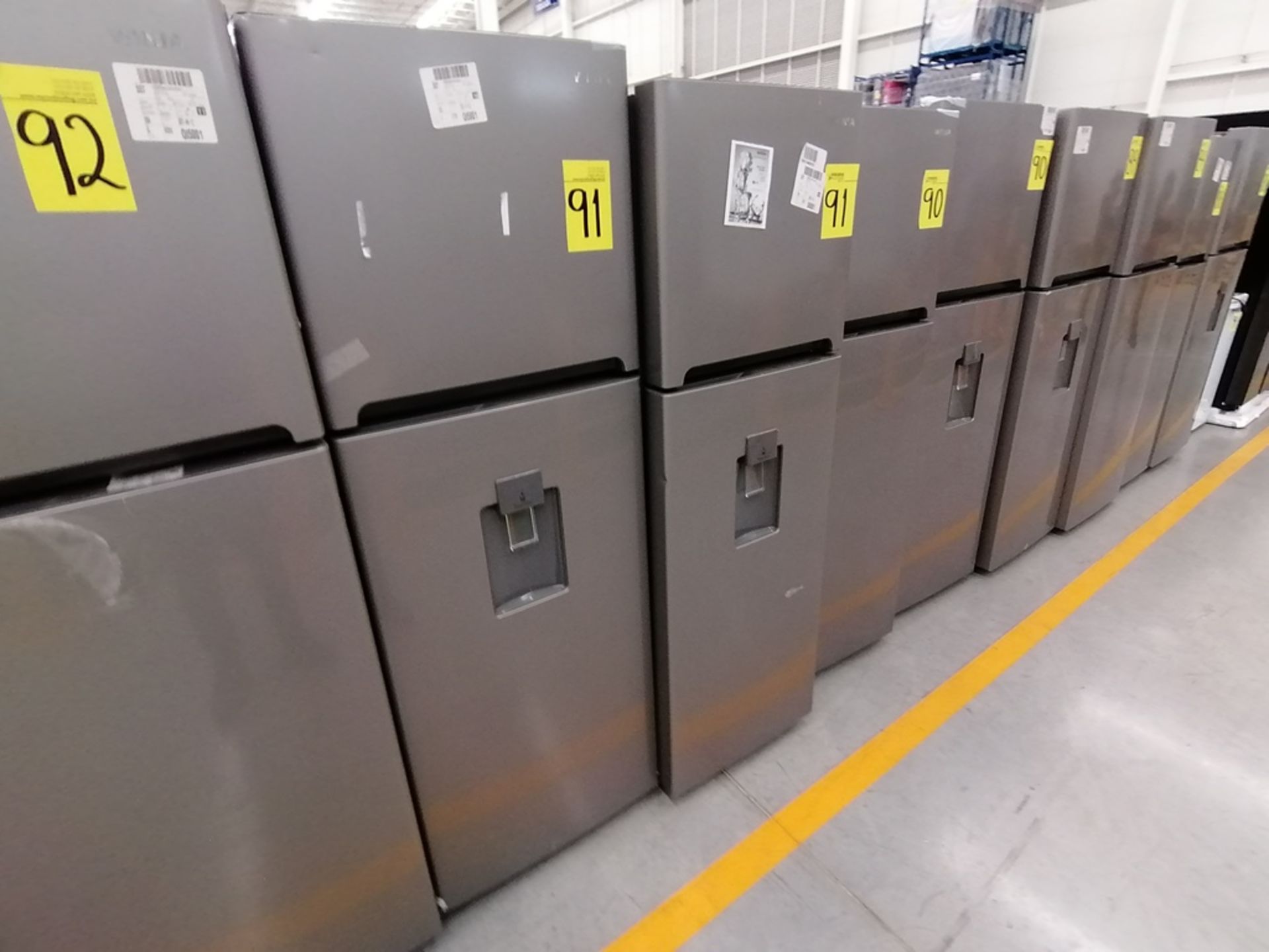 Lote de 2 Refrigeradores incluye: 1 Refrigerador con dispensador de agua, Marca Winia, Modelo DFR32 - Image 2 of 15