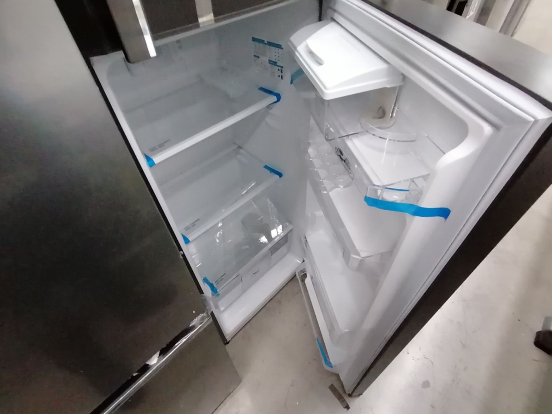 Lote de 2 refrigeradores incluye: 1 Refrigerador con dispensador de agua, Marca Mabe, Modelo RMA300 - Image 5 of 15