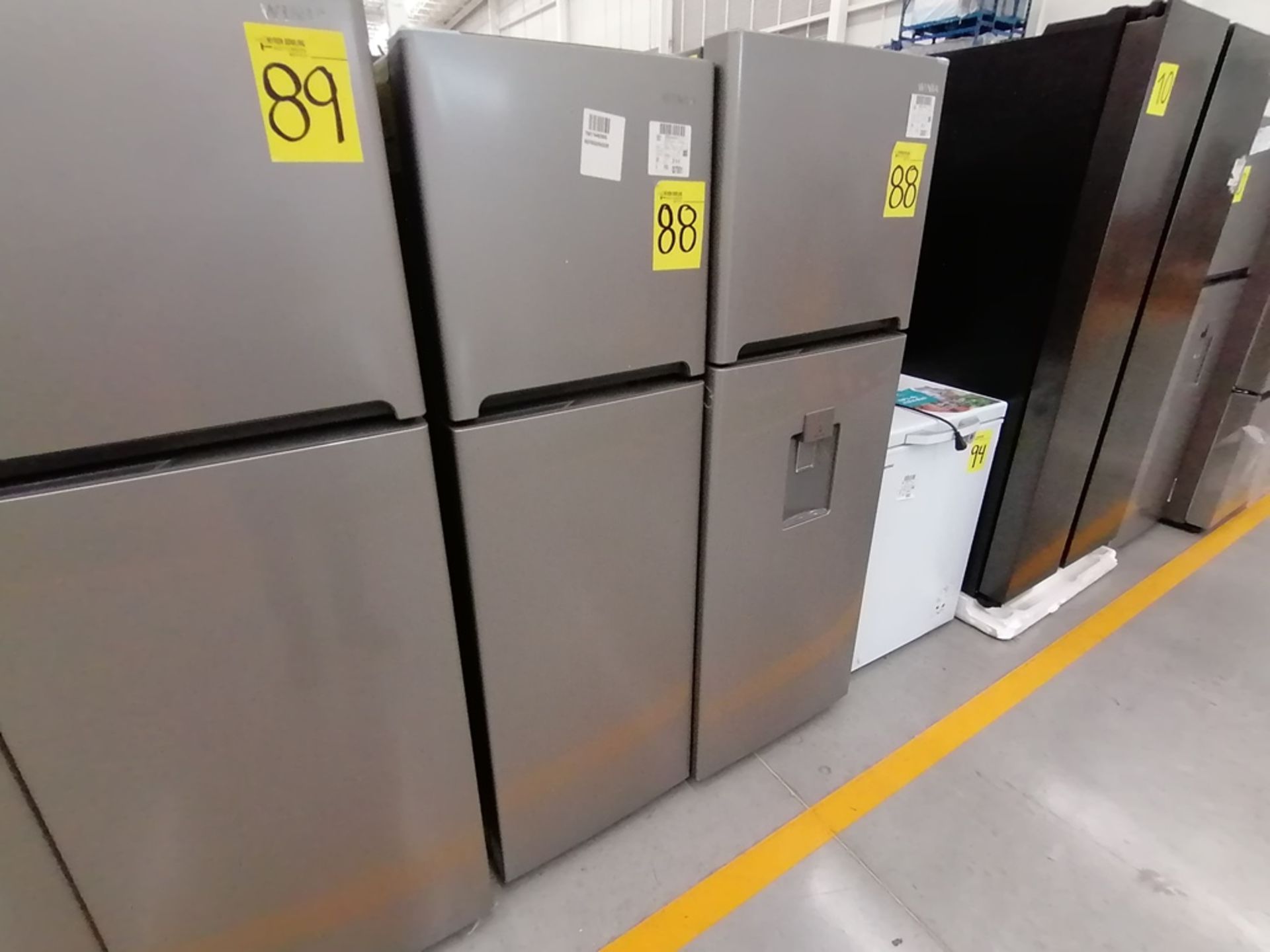 Lote de 2 refrigeradores incluye: 1 Refrigerador, Marca Winia, Modelo DFR25210GN, Serie MR219N11602 - Image 9 of 15