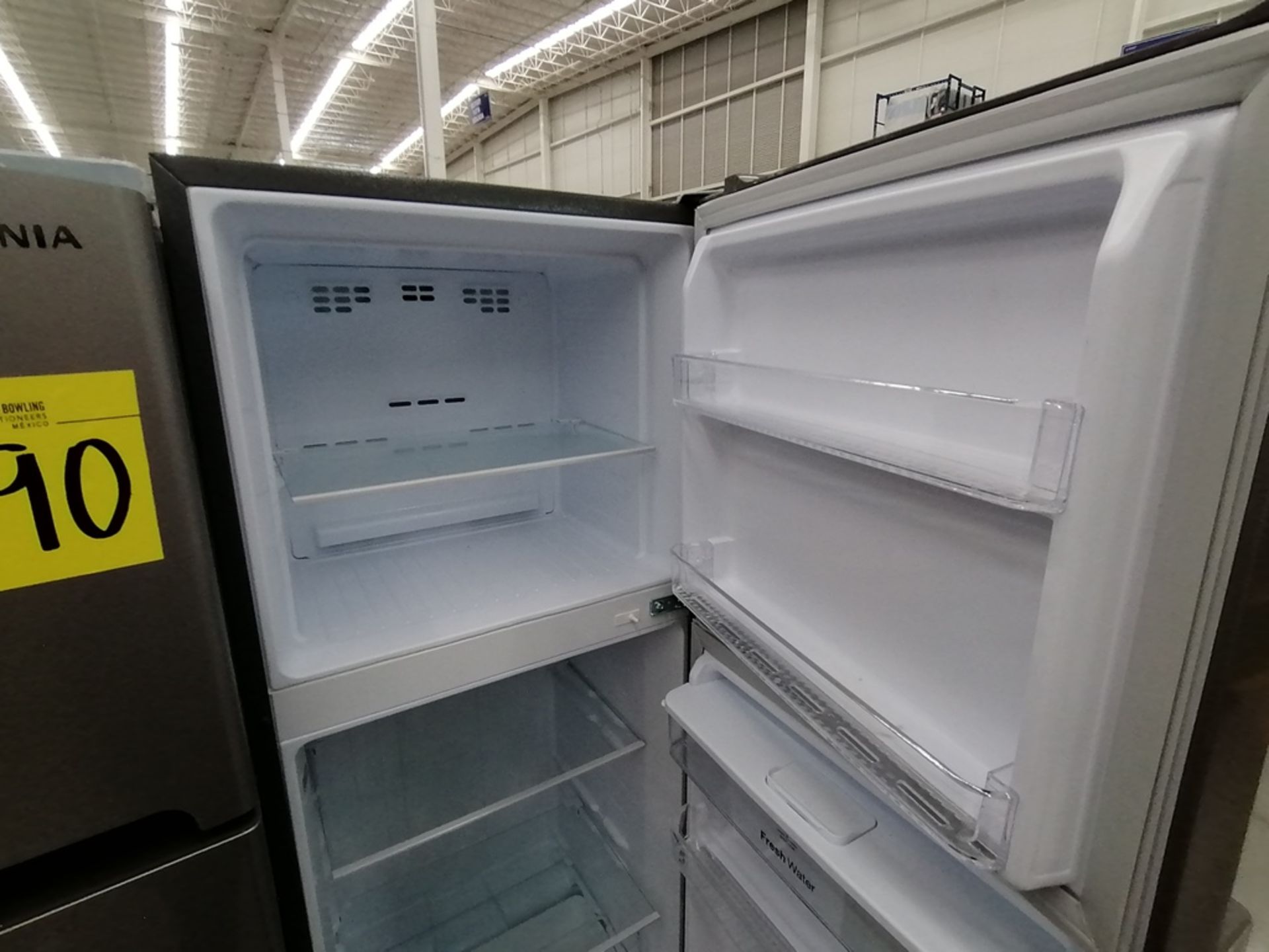 Lote de 2 Refrigeradores incluye: 1 Refrigerador, Marca Winia, Modelo DFR25120GN, Serie MR219N11624 - Image 4 of 15