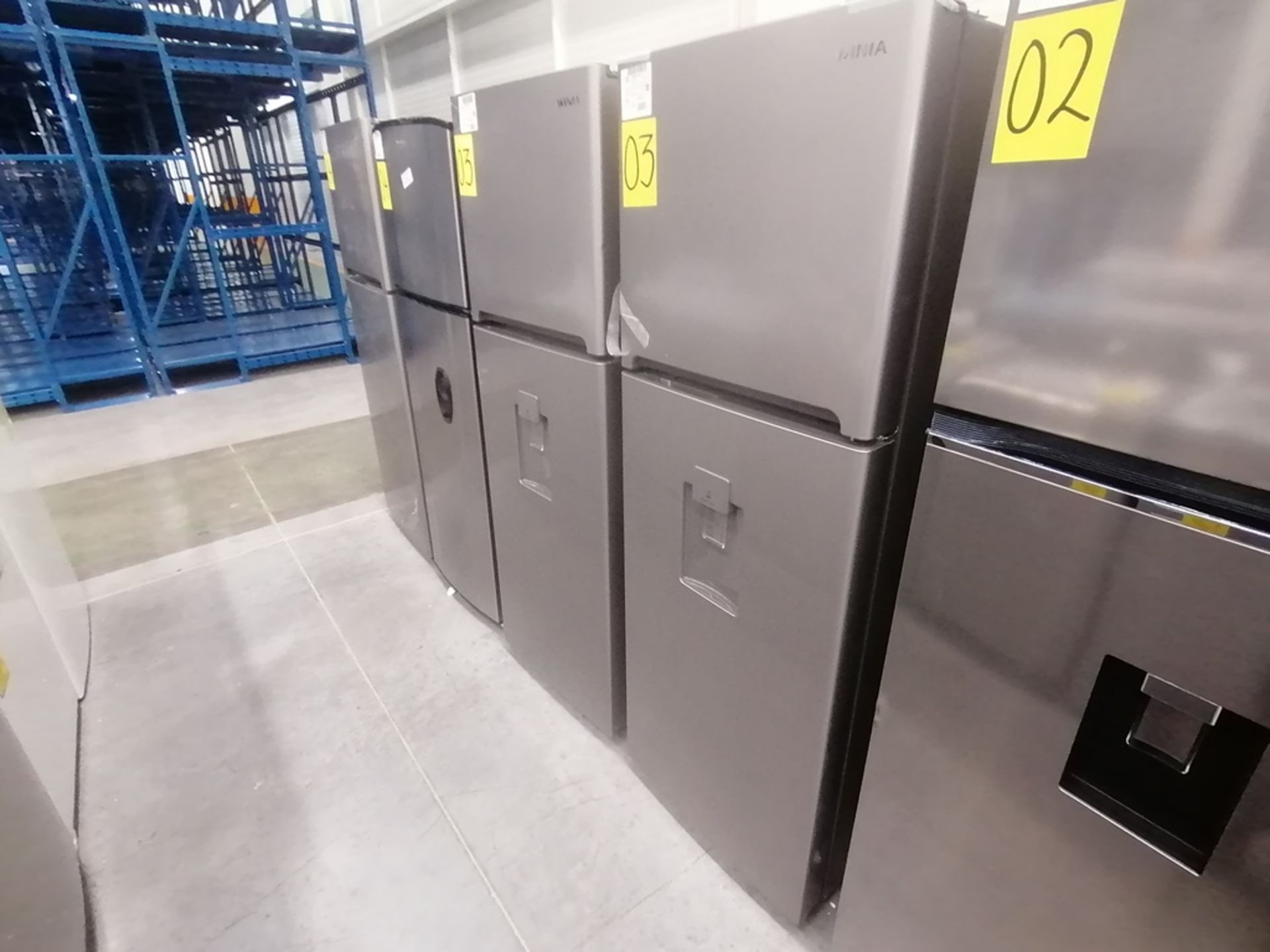 Lote de 2 refrigeradores incluye: 1 Refrigerador con dispensador de agua, Marca Winia, Modelo DFR32