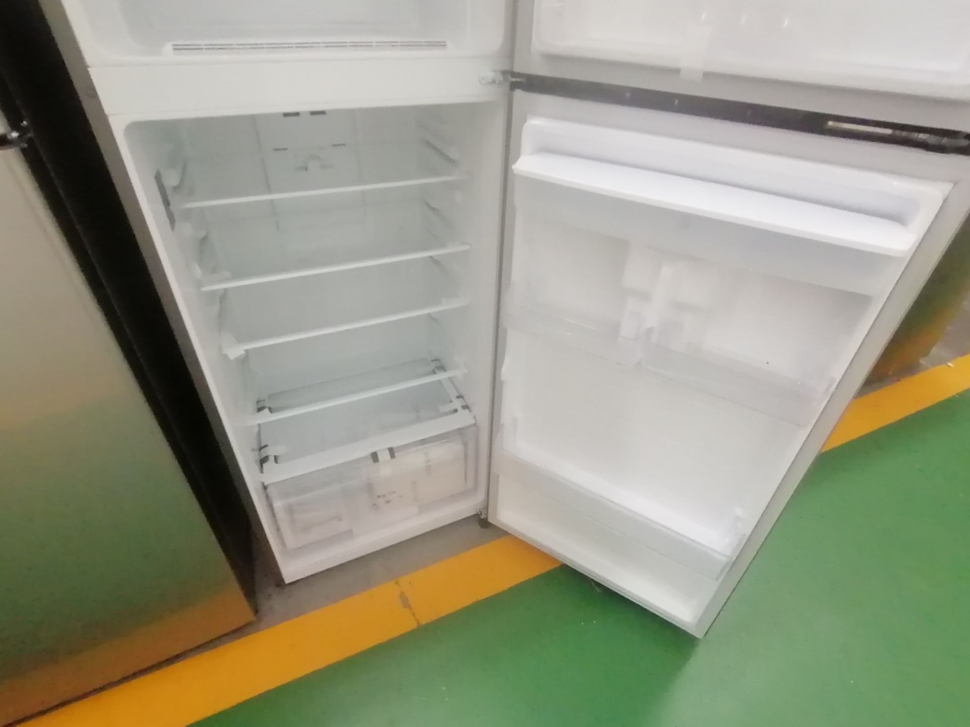 Lote de 2 refrigeradores incluye: 1 Refrigerador con dispensador de agua, Marca Mabe, Modelo RME360 - Image 13 of 15